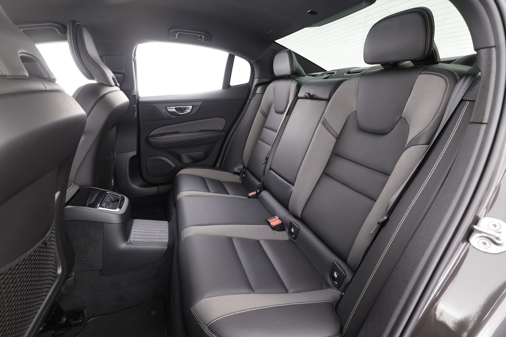 Volvo S60 2023 T8 AWD Long Range High Performance Plus Dark aut - | ACC | Koukku | H/K | Full-LED | Muistipenkit | P.Kamera | Sporttipenkit | Keyless | Apple&Android | 1.Om Suomi-auto | Kahdet Renkaat |