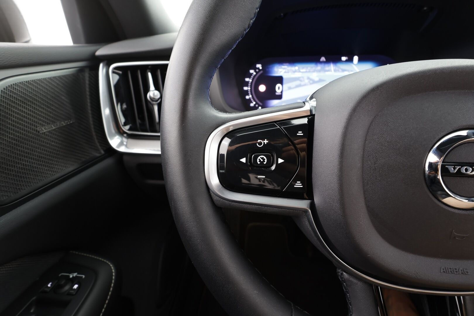 Volvo S60 2023 T8 AWD Long Range High Performance Plus Dark aut - | ACC | Koukku | H/K | Full-LED | Muistipenkit | P.Kamera | Sporttipenkit | Keyless | Apple&Android | 1.Om Suomi-auto | Kahdet Renkaat |