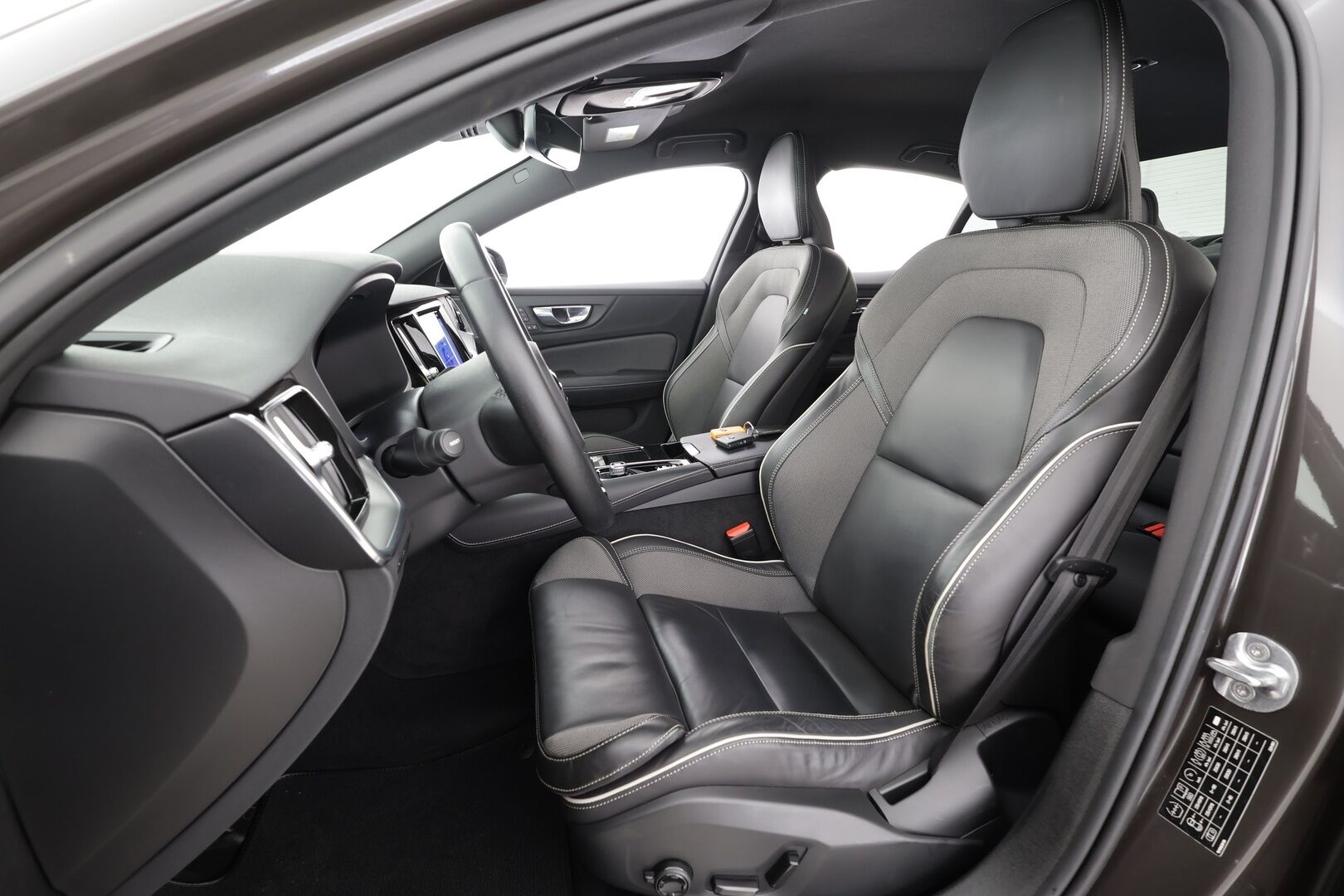 Volvo S60 2023 T8 AWD Long Range High Performance Plus Dark aut - | ACC | Koukku | H/K | Full-LED | Muistipenkit | P.Kamera | Sporttipenkit | Keyless | Apple&Android | 1.Om Suomi-auto | Kahdet Renkaat |