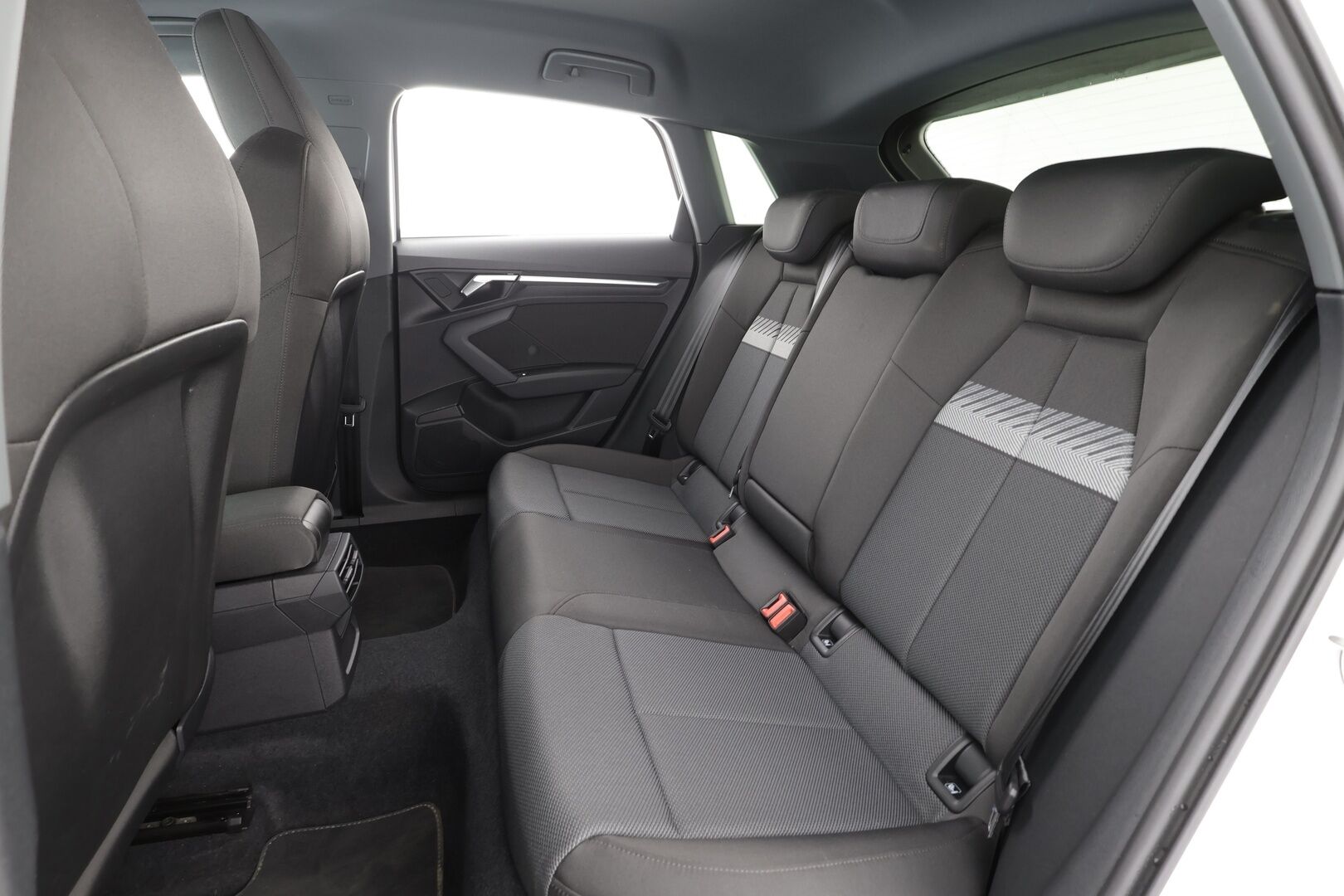 Audi A3 2023 Sportback Business 40 TFSI e 150kW S tronic * ACC / LED / P.Tutkat / Hierovat Sportpenkit / Kaistavahti * - 1-om Suomi-auto / Merkkihuollot / Kahdet renkaat aluvanteilla - HULLUT AVAJAISHULINAT KORKOTARJOUS 3,29 %