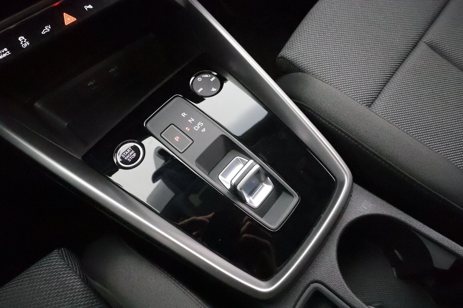 Audi A3 2023 Sportback Business 40 TFSI e 150kW S tronic * ACC / LED / P.Tutkat / Hierovat Sportpenkit / Kaistavahti * - 1-om Suomi-auto / Merkkihuollot / Kahdet renkaat aluvanteilla - HULLUT AVAJAISHULINAT KORKOTARJOUS 3,29 %