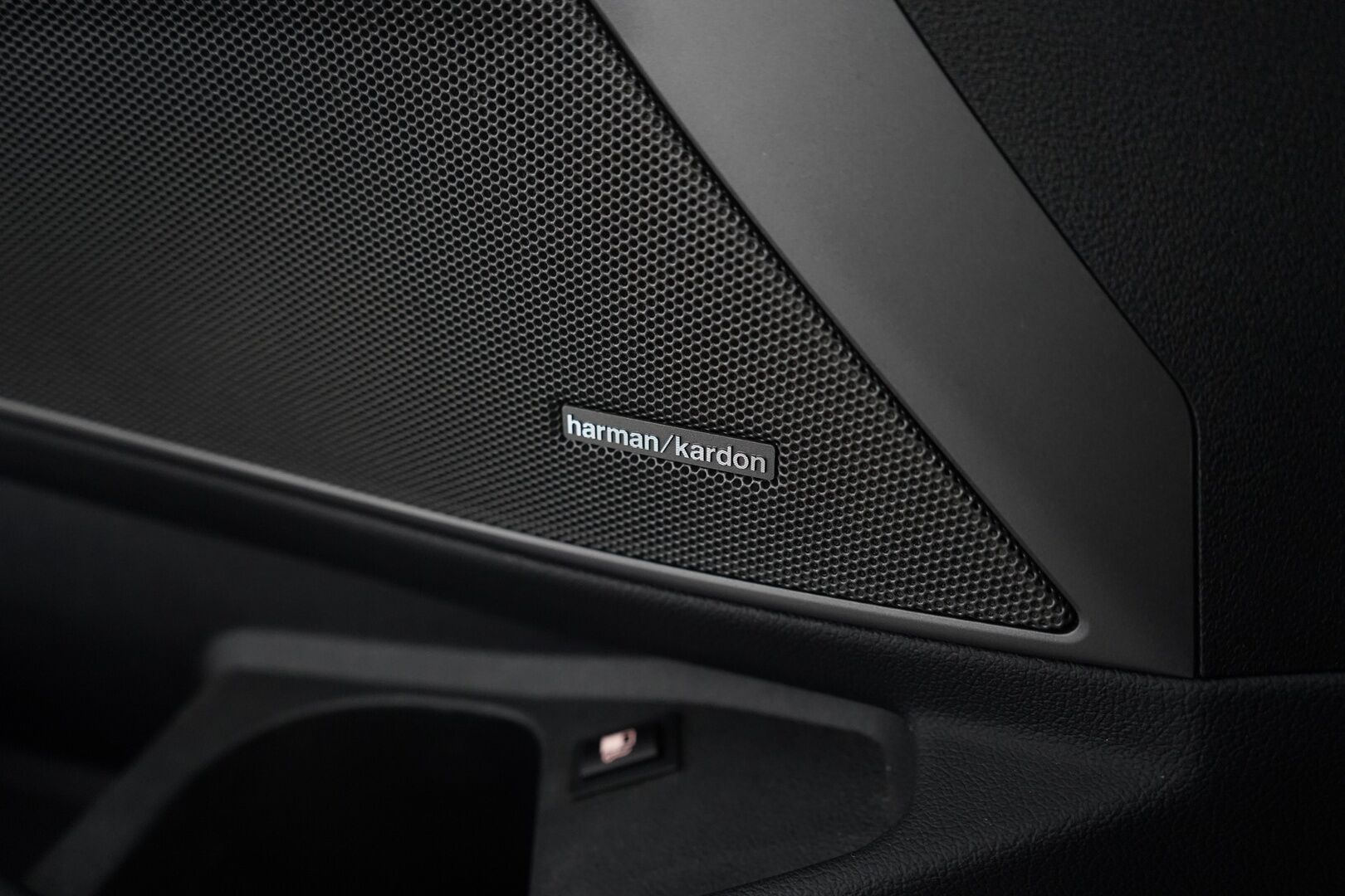 BMW 330 2020 G20 Sedan 330e iPerformance Launch Edition M Sport * Navi / Tutkat / Digimittaristo / H&K * - Kahdet OEM vanteet / Viimeisin huolto 09/2025 / Uudet kesärenkaat - HULLUT VÄLIPÄIVÄT KORKOTARJOUS 2,49%