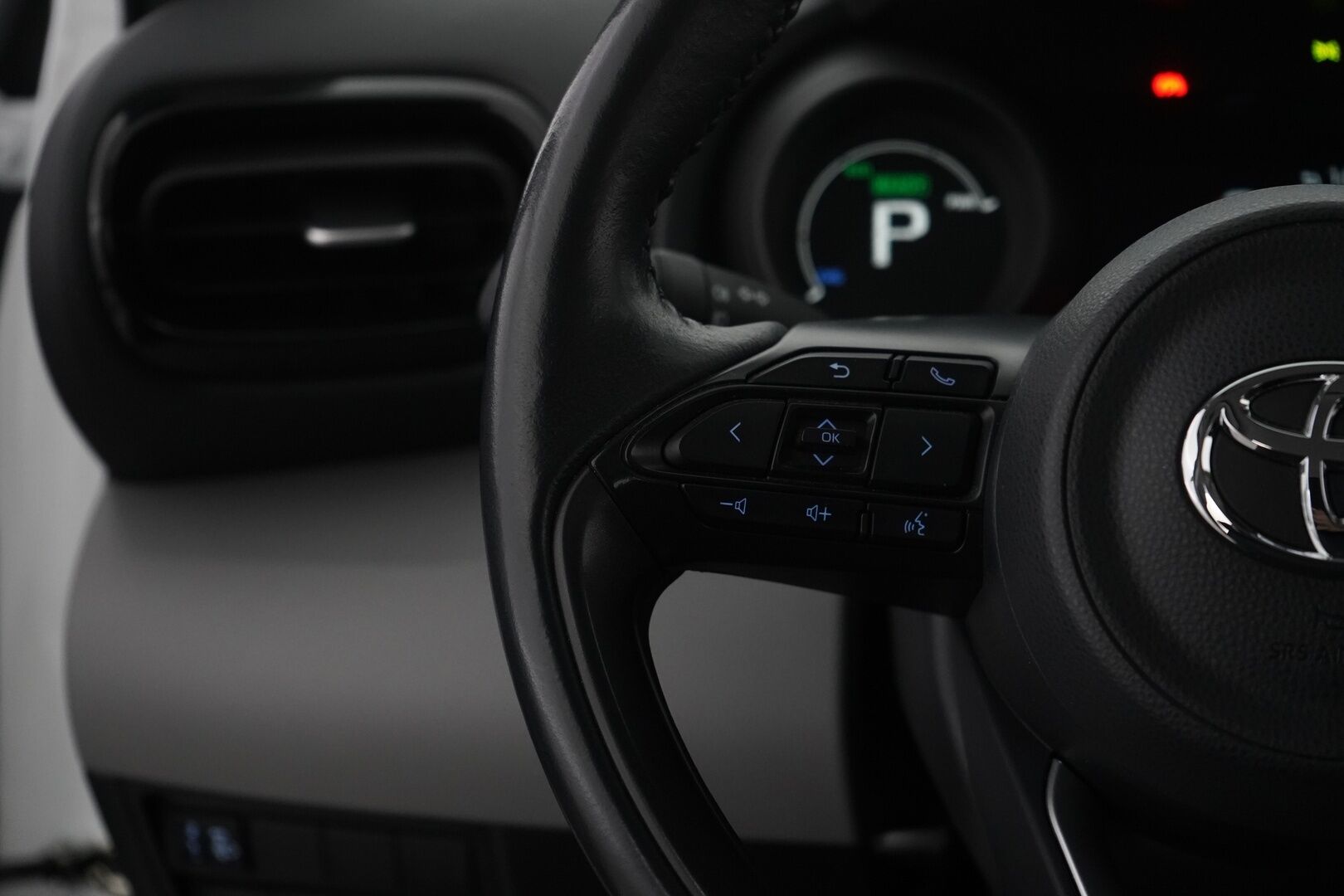 Toyota Yaris Cross 2022 1,5 Hybrid AWD-i Active Business * ACC / Kamera / Koukku / Lohko / Ratinlämmitin * - Kahdet renkaat alumiinivantein / Viimeisin huolto 5.25 / Neliveto 