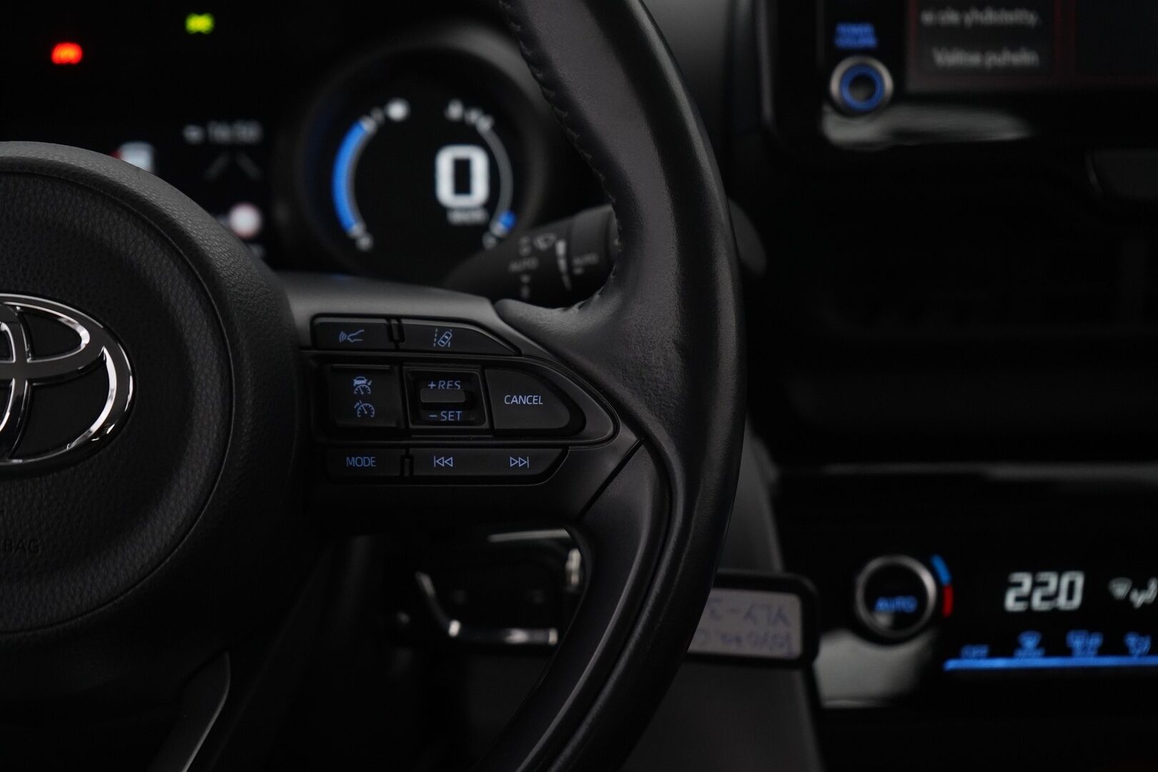 Toyota Yaris Cross 2022 1,5 Hybrid AWD-i Active Business * ACC / Kamera / Koukku / Lohko / Ratinlämmitin * - KATSO POIKKEUSHINTA!/ Kahdet renkaat alumiinivantein / Juuri katsastettu / Viimeisin huolto 5/25 / Hyvät varusteet