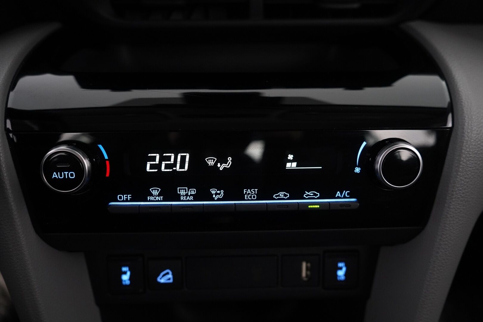 Toyota Yaris Cross 2022 1,5 Hybrid AWD-i Active Business * ACC / Kamera / Koukku / Lohko / Ratinlämmitin * - KATSO KAMPANJAHINTA! / Kahdet renkaat alumiinivantein / Juuri katsastettu / Viimeisin huolto 5/25 / Hyvät varusteet - HULLU BLACKWEEK KORKOTARJOUS 2,49%