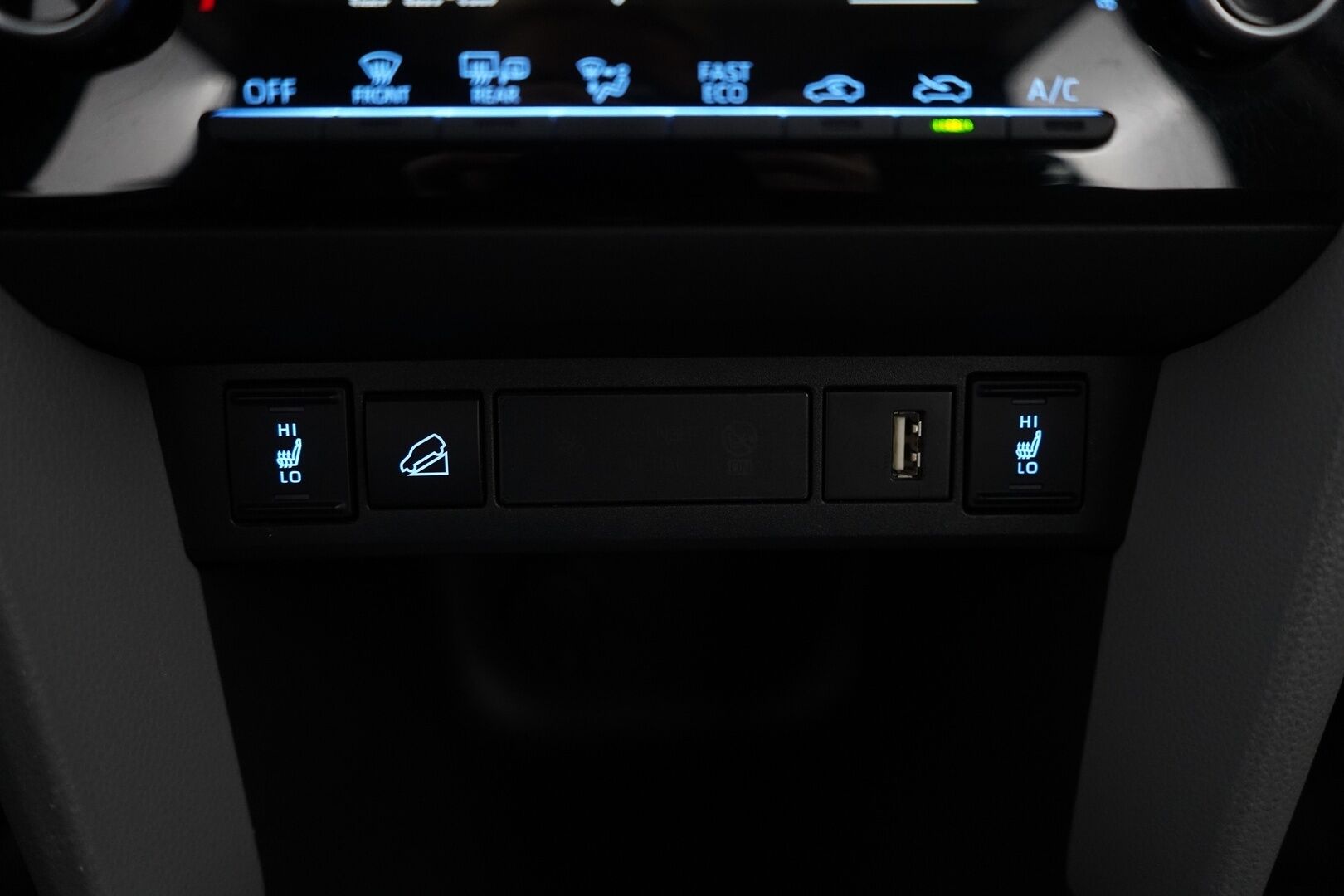 Toyota Yaris Cross 2022 1,5 Hybrid AWD-i Active Business * ACC / Kamera / Koukku / Lohko / Ratinlämmitin * - Kahdet renkaat / Viimeisin huolto 5 / 25 / Neliveto 