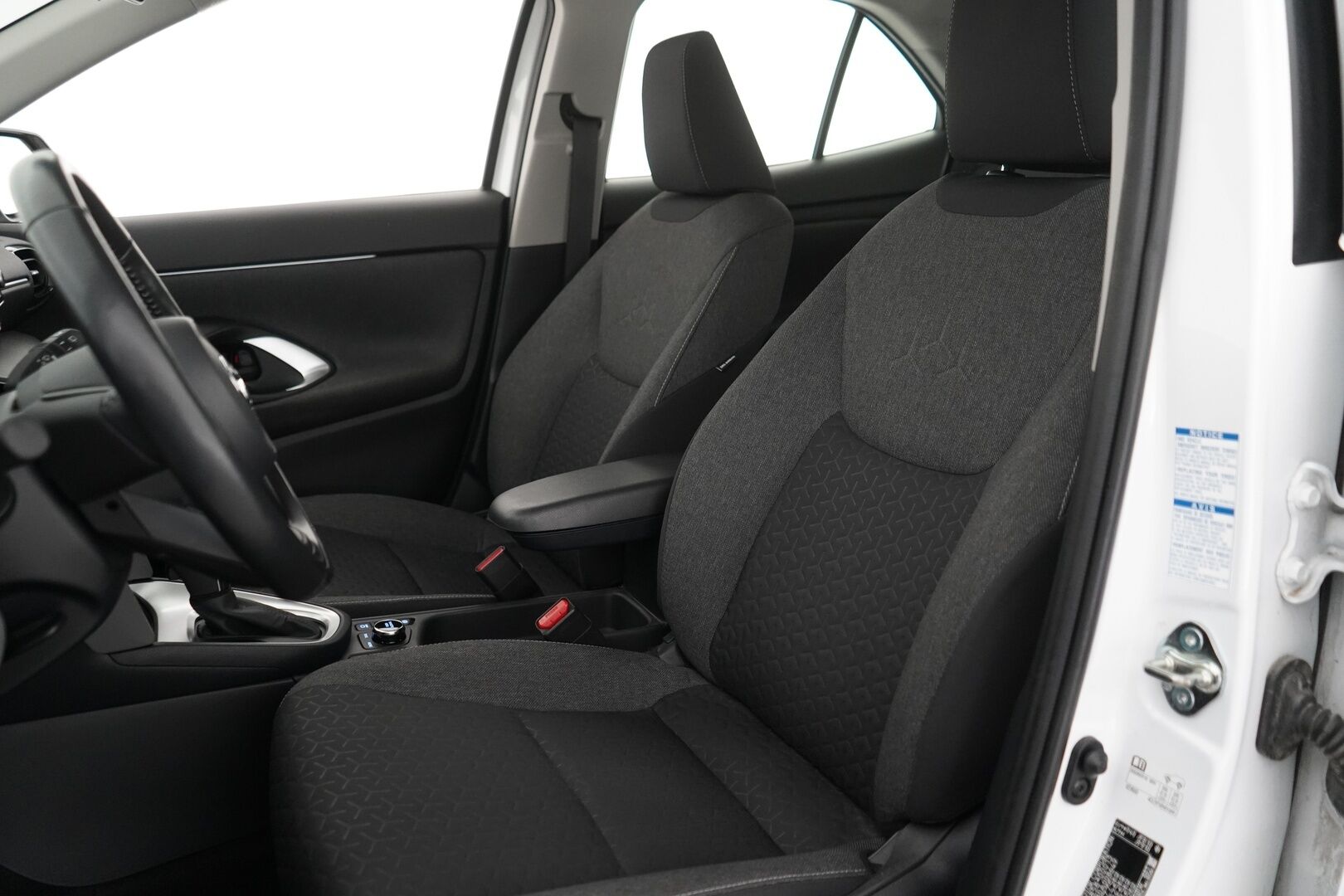 Toyota Yaris Cross 2022 1,5 Hybrid AWD-i Active Business * ACC / Kamera / Koukku / Lohko / Ratinlämmitin * - Kahdet renkaat alumiinivantein / Viimeisin huolto 5.25 / Neliveto 
