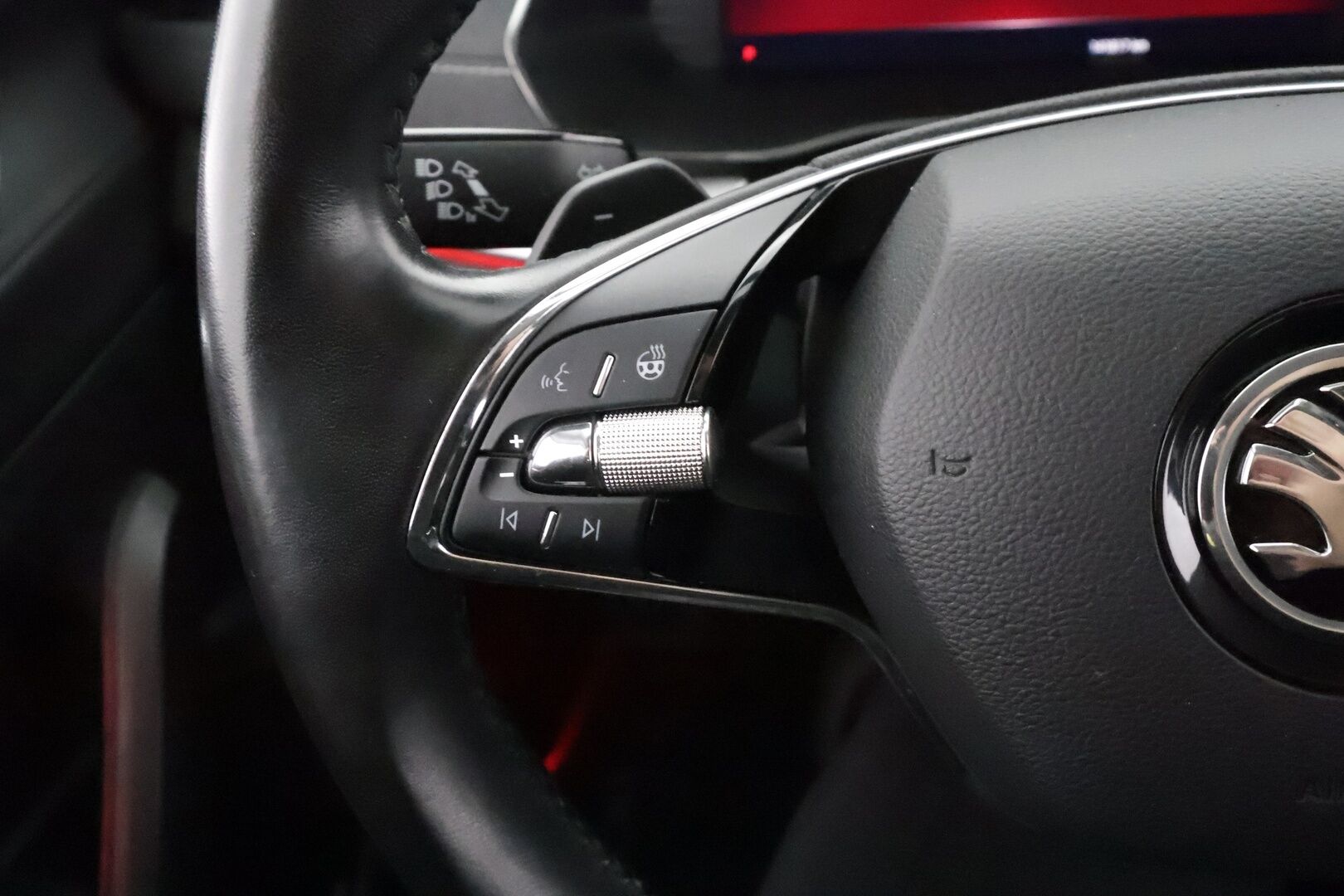 Skoda Octavia 2023 Combi 1.5 TSI Style eTEC DSG Autom. - | ACC | Webasto | Matrix | P.kamera | Keyless | Travel Assist | Side Assist | Apple & Android | Lämm. ratti | Sähk. takaluukku | Ambient light |