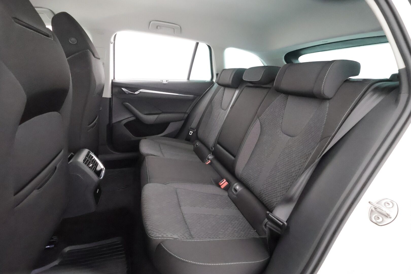 Skoda Octavia 2023 Combi 1.5 TSI Style eTEC DSG Autom. - | ACC | Webasto | Matrix | P.kamera | Keyless | Travel Assist | Side Assist | Apple & Android | Lämm. ratti | Sähk. takaluukku | Ambient light |