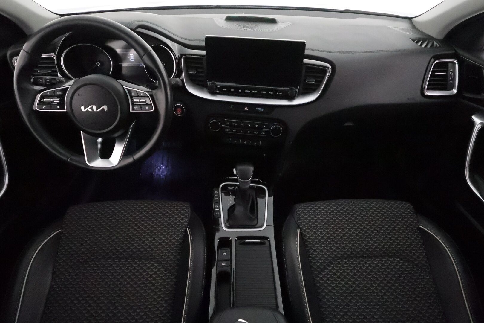 Kia XCeed 2023 1,6 GDI Plug-In Hybrid Business Premium DCT **ACC / P.kamera / Lohkolämmitin / Navi / LED / Puolinahat** - 1.Om Suomi-auto / Kahdet renkaat aluvanteilla