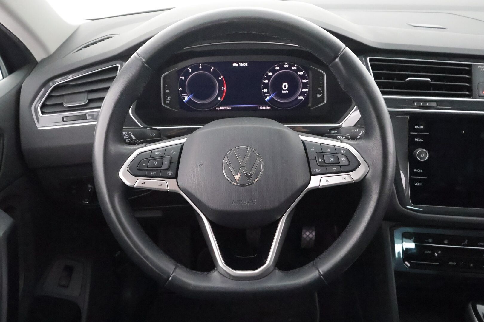 Volkswagen Tiguan 2023 Style Business Limited 1,5 TSI 110 kW DSG * ACC / Matrix-LED / Webasto / P.kamera / Hierovat sporttipenkit / Keyless * - 1.Om Suomi-auto / Kahdet Renkaat / Huippuvarusteet - HULLUT AVAJAISHULINAT KORKOTARJOUS 3,29 %