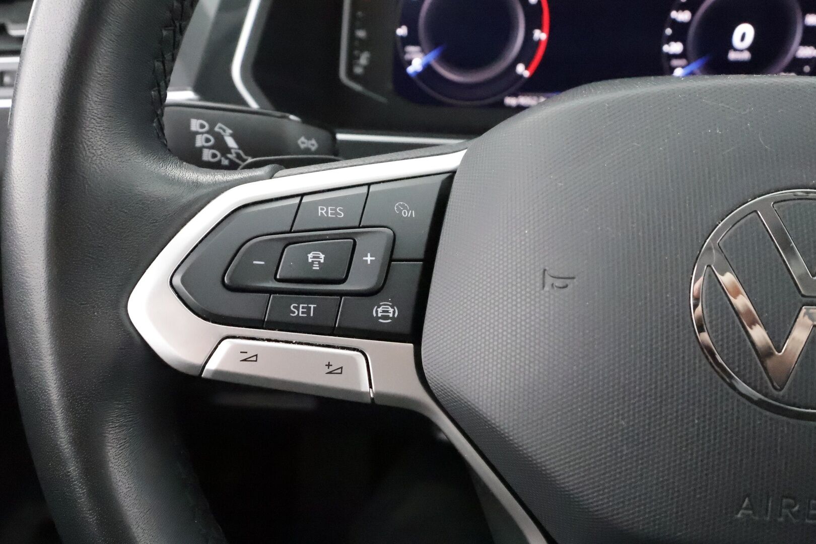 Volkswagen Tiguan 2023 Style Business Limited 1,5 TSI 110 kW DSG * ACC / Matrix-LED / Webasto / P.kamera / Hierovat sporttipenkit / Keyless * - 1.Om Suomi-auto / Kahdet Renkaat