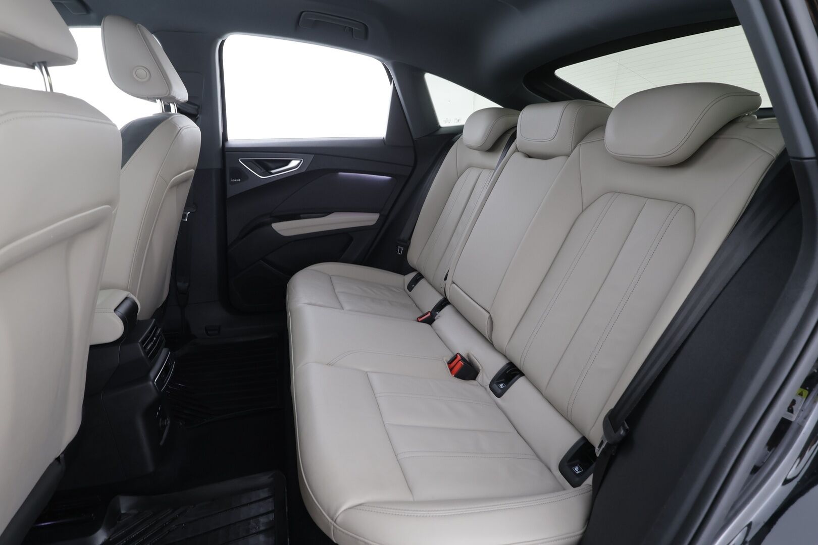 Audi Q4 e-tron 2023 40 e-tron Sportback * ACC / P.kamera / ILP / Sonos / LED / Navi / Koukku / Sähköluukku * - 1.Om Suomi-auto / Akku kuntotarkastettu SoH 93.5% / Kahdet renkaat aluvanteilla 