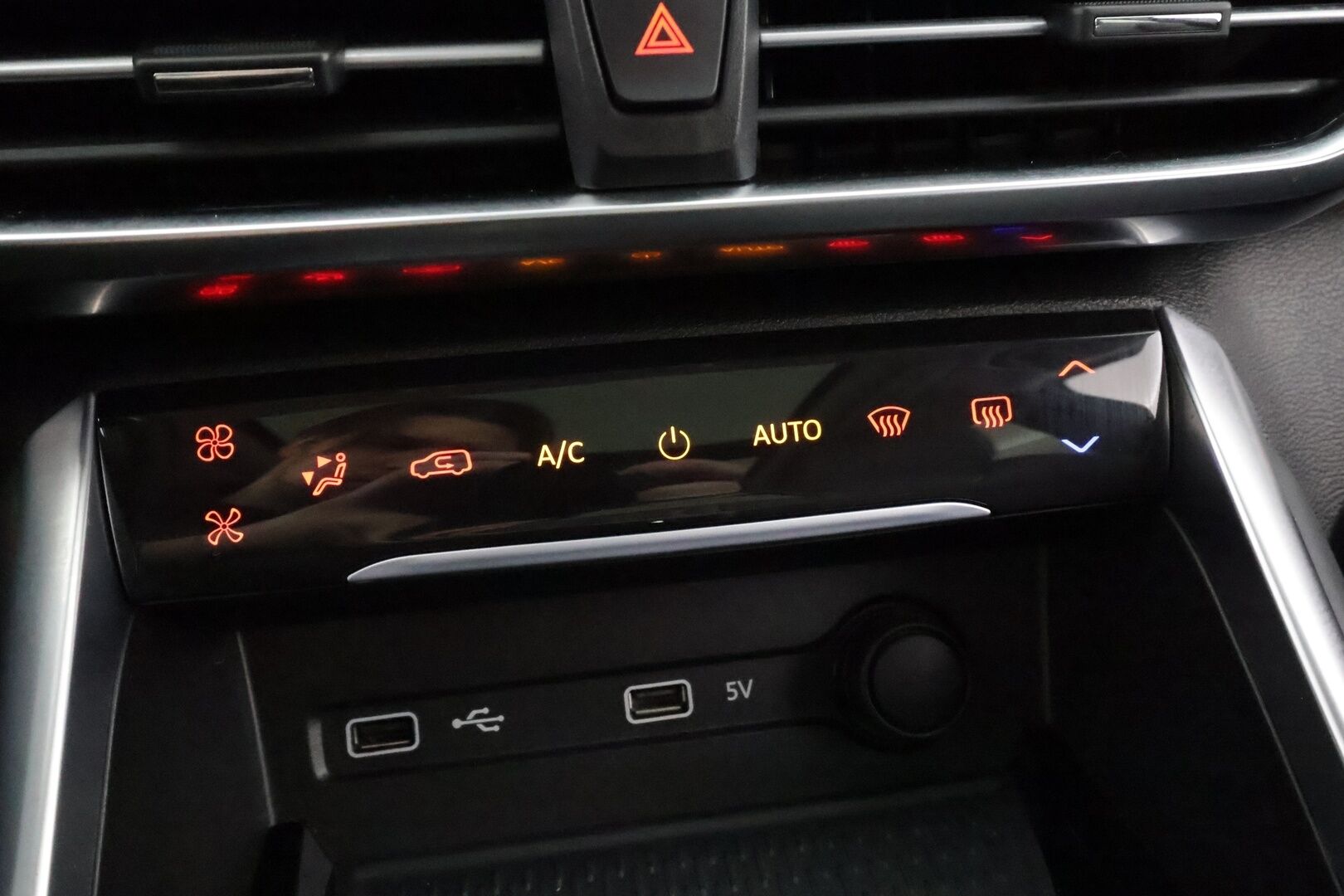 Maxus Euniq 5 2024 Grand Wagon 6-P 177hv - Exclusive * 360 / ACC / Full-LED / Panorama / Kaistavahti / Digimittaristo / Keyless * - 1-om Suomi-auto / Kahdet renkaat aluvanteilla