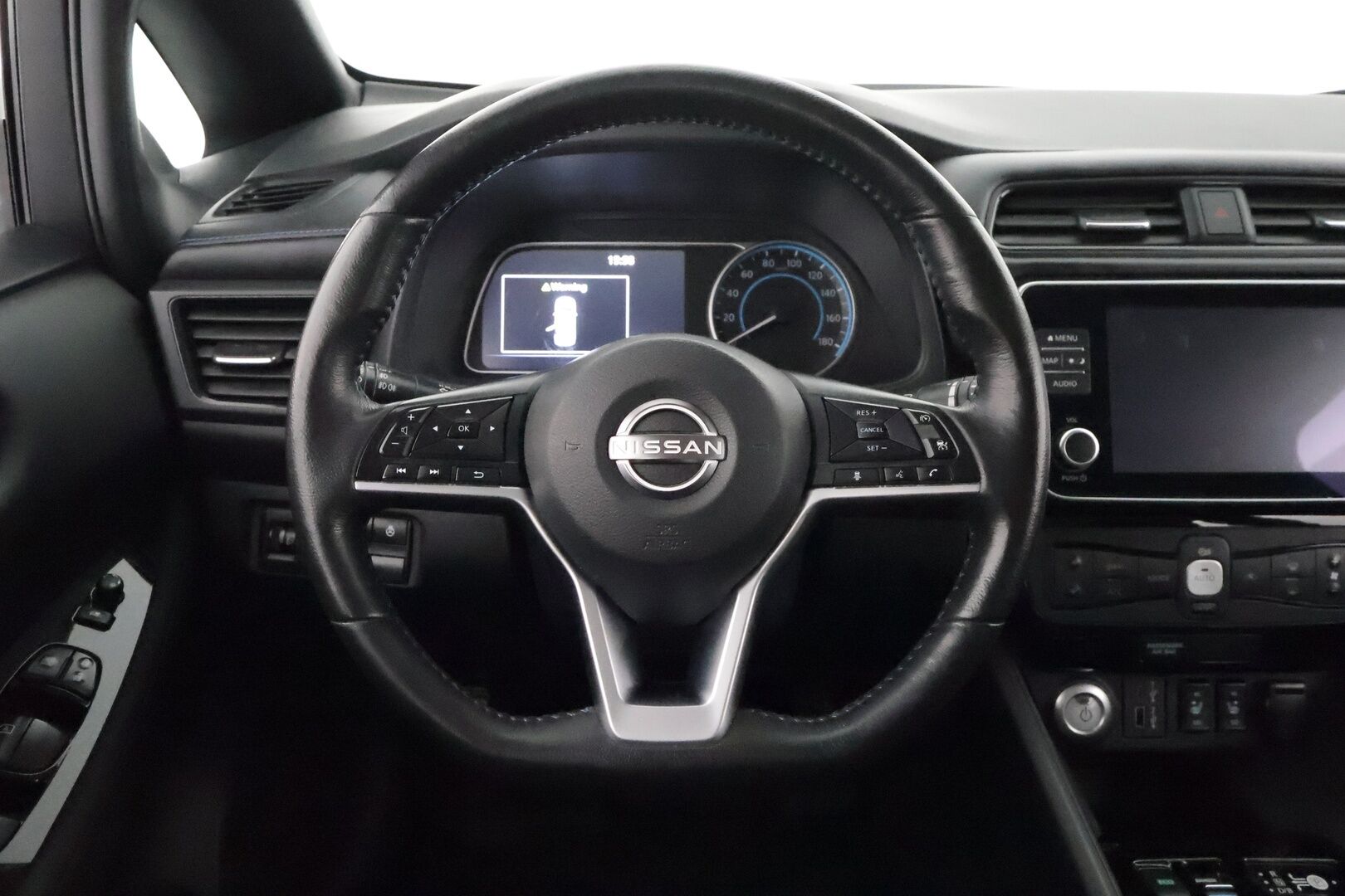 Nissan Leaf 2023 62kWh N-Connecta *ALV** 1-Om Suomi auto / Adapt.vakkari / 360 kamera / Keyless / Navi / Apple&Android / 2x renkaat