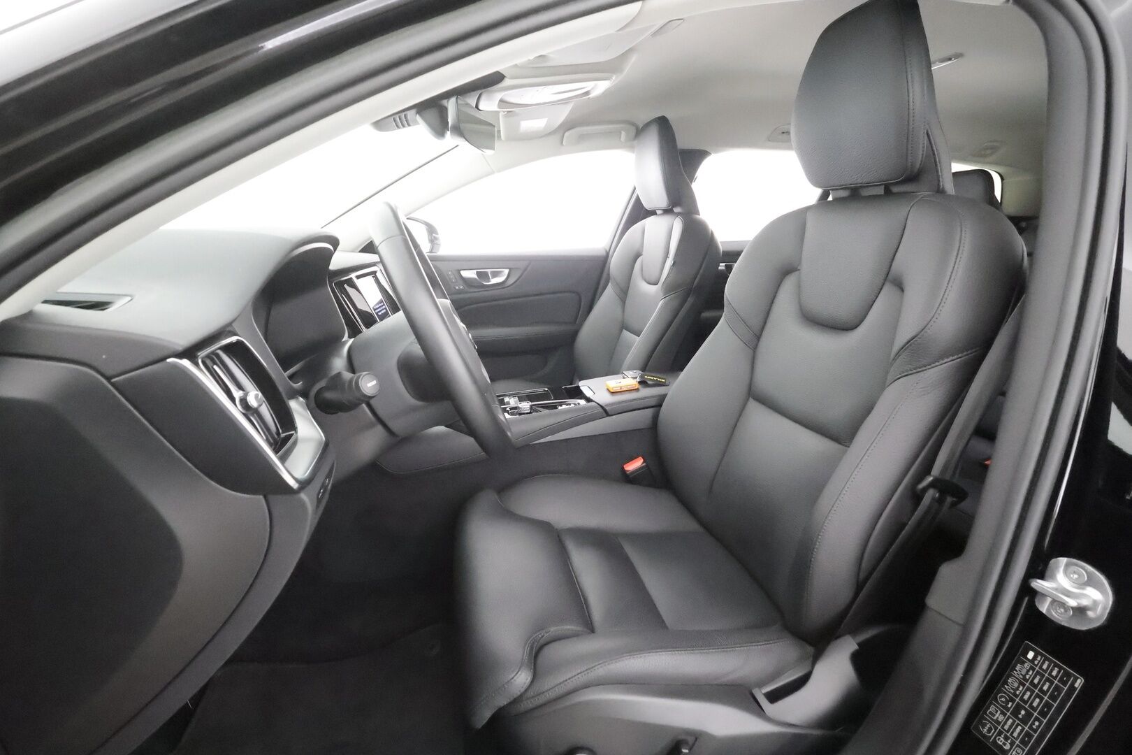 Volvo V60 2023 T6 AWD Long Range Plus Bright aut - | ACC | Koukku | Muistinahat | Sporttipenkit | Full-LED | Pilot assist | BLIS | P.kamera | High performance audio | Keyless | 1-om suomiauto | 