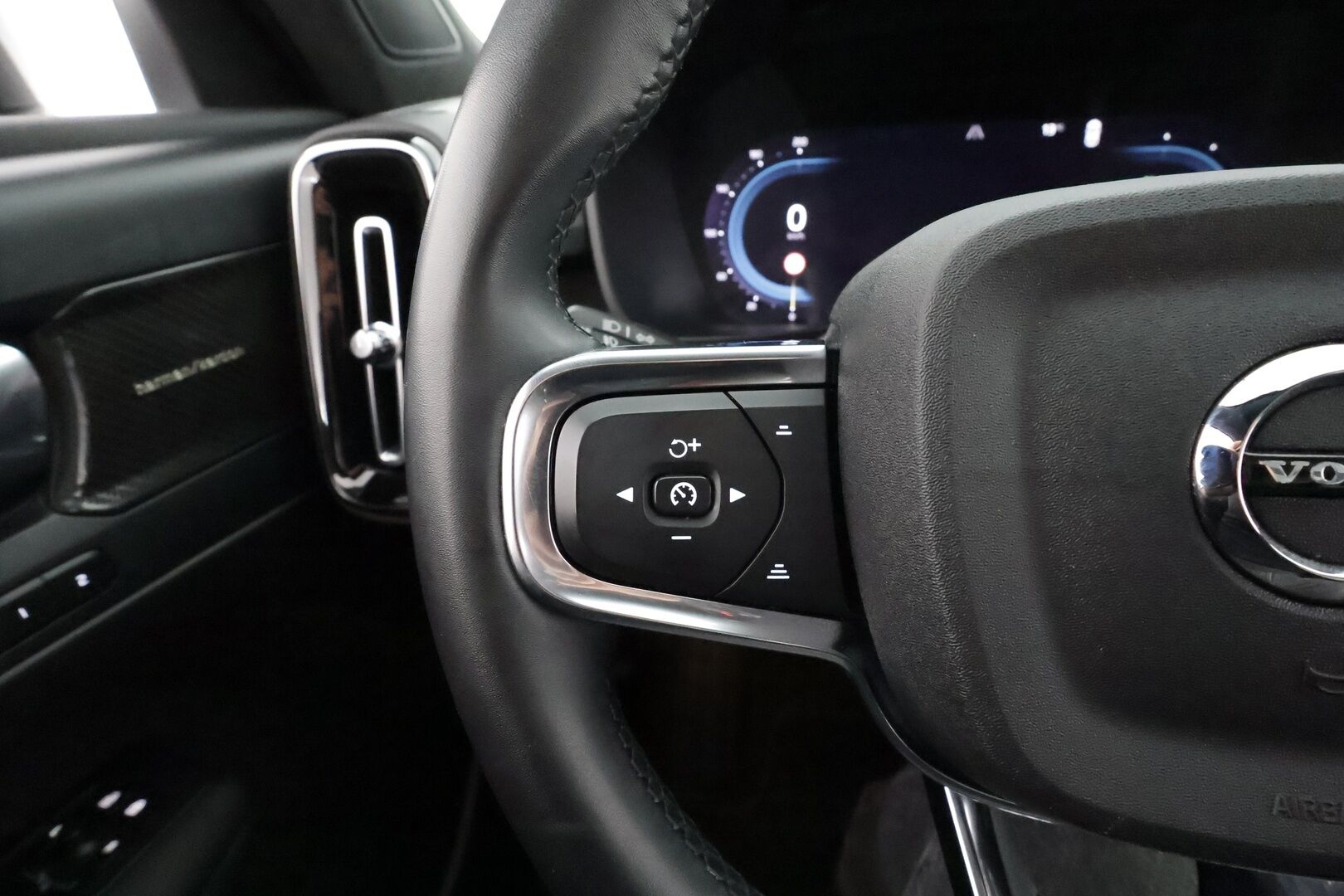 Volvo XC40 2023 Recharge Twin Ultimate aut * Pilot assist / ILP / Koukku / Muistipenkki / Harman/Kardon / 360-kamera * - Merkkihuollettu / 1.Om Suomi-auto / Kahdet renkaat / 2x Lataus