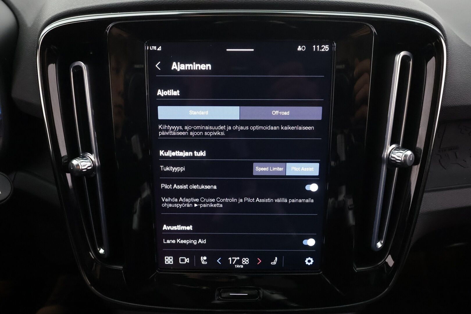 Volvo XC40 2023 Recharge Twin Ultimate aut * Pilot assist / ILP / Koukku / Muistipenkki / Harman/Kardon / 360-kamera * - Merkkihuollettu / 1.Om Suomi-auto / Kahdet renkaat / 2x Lataus