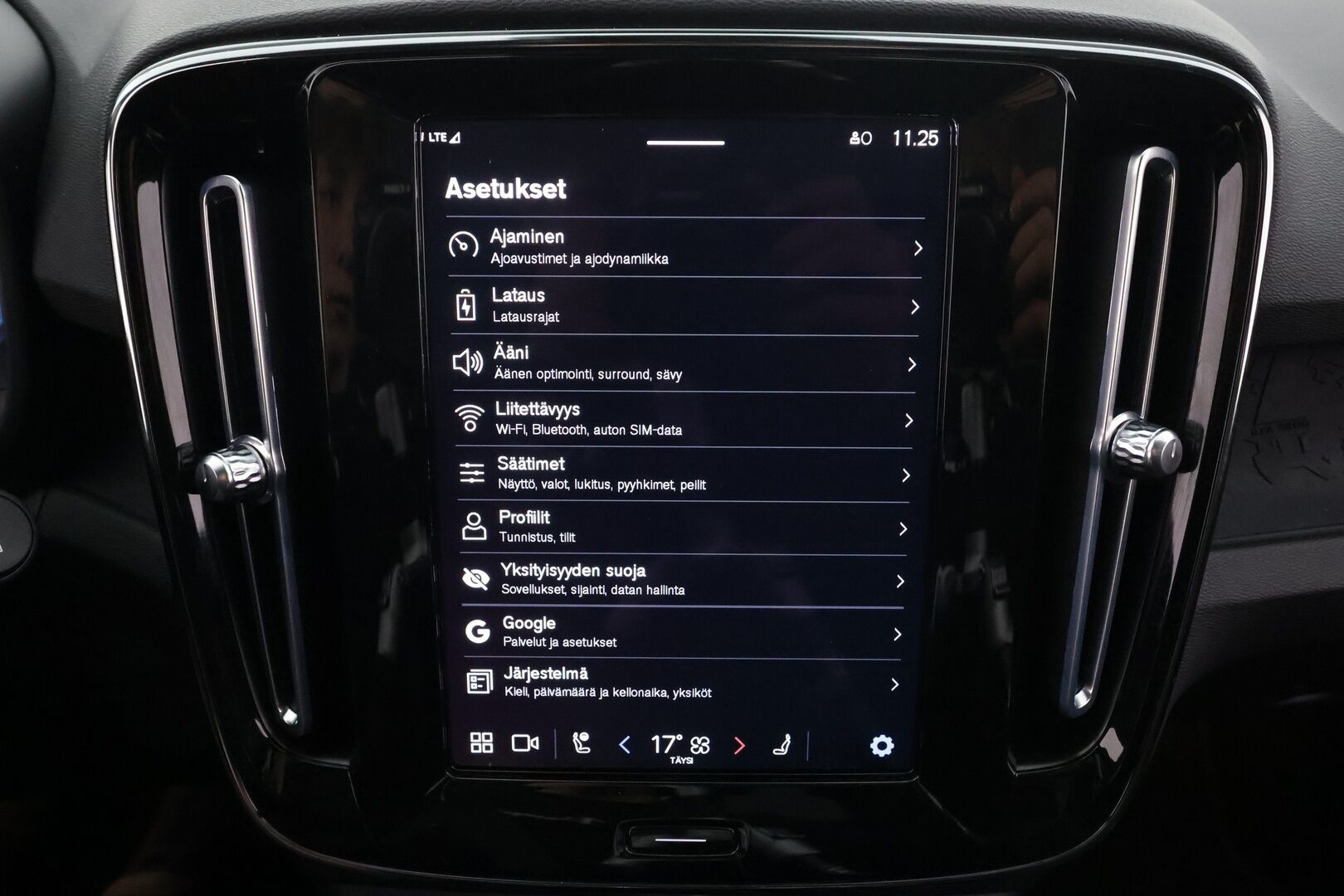 Volvo XC40 2023 Recharge Twin Ultimate aut * Pilot assist / ILP / Koukku / Muistipenkki / Harman/Kardon / 360-kamera * - Merkkihuollettu / 1.Om Suomi-auto / Akku kuntotarkastettu / Kahdet renkaat / 2x Lataus - HULLUT AVAJAISHULINAT KORKOTARJOUS 3,29 %