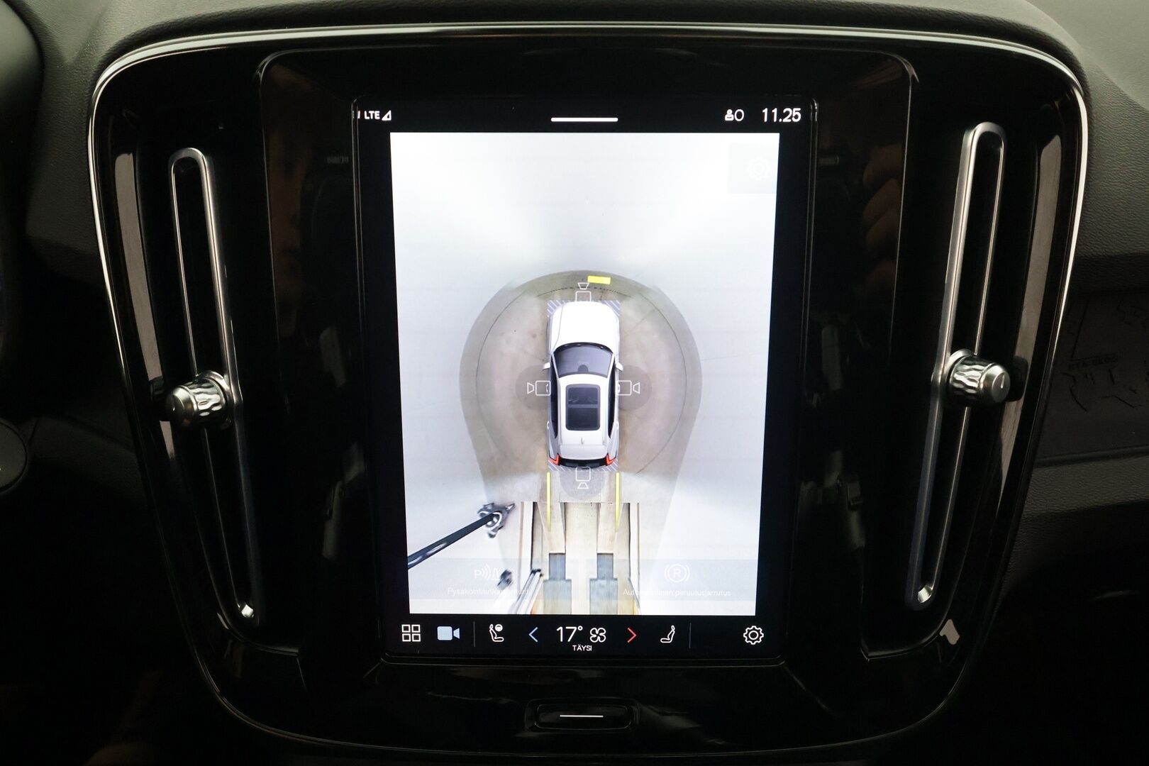 Volvo XC40 2023 Recharge Twin Ultimate aut * Pilot assist / ILP / Koukku / Muistipenkki / Harman/Kardon / 360-kamera * - Merkkihuollettu / 1.Om Suomi-auto / Kahdet renkaat / 2x Lataus