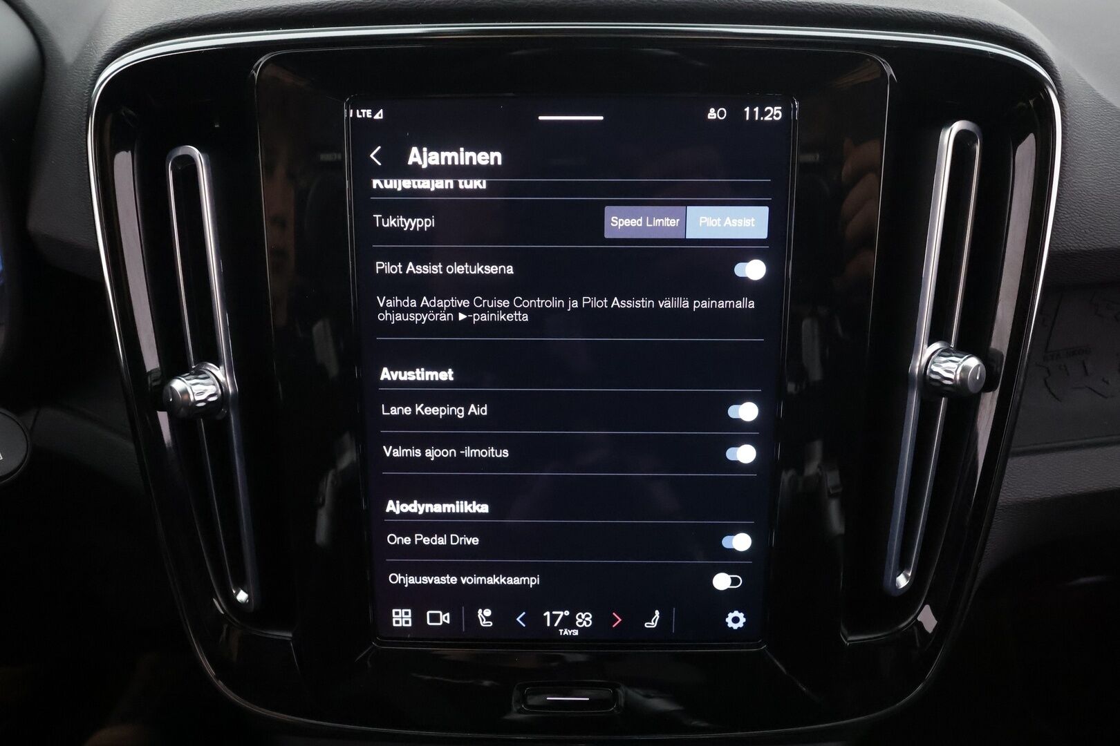 Volvo XC40 2023 Recharge Twin Ultimate aut * Pilot assist / ILP / Koukku / Muistipenkki / Harman/Kardon / 360-kamera * - Merkkihuollettu / 1.Om Suomi-auto / Akku kuntotarkastettu / Kahdet renkaat / 2x Lataus - HULLUT AVAJAISHULINAT KORKOTARJOUS 3,29 %