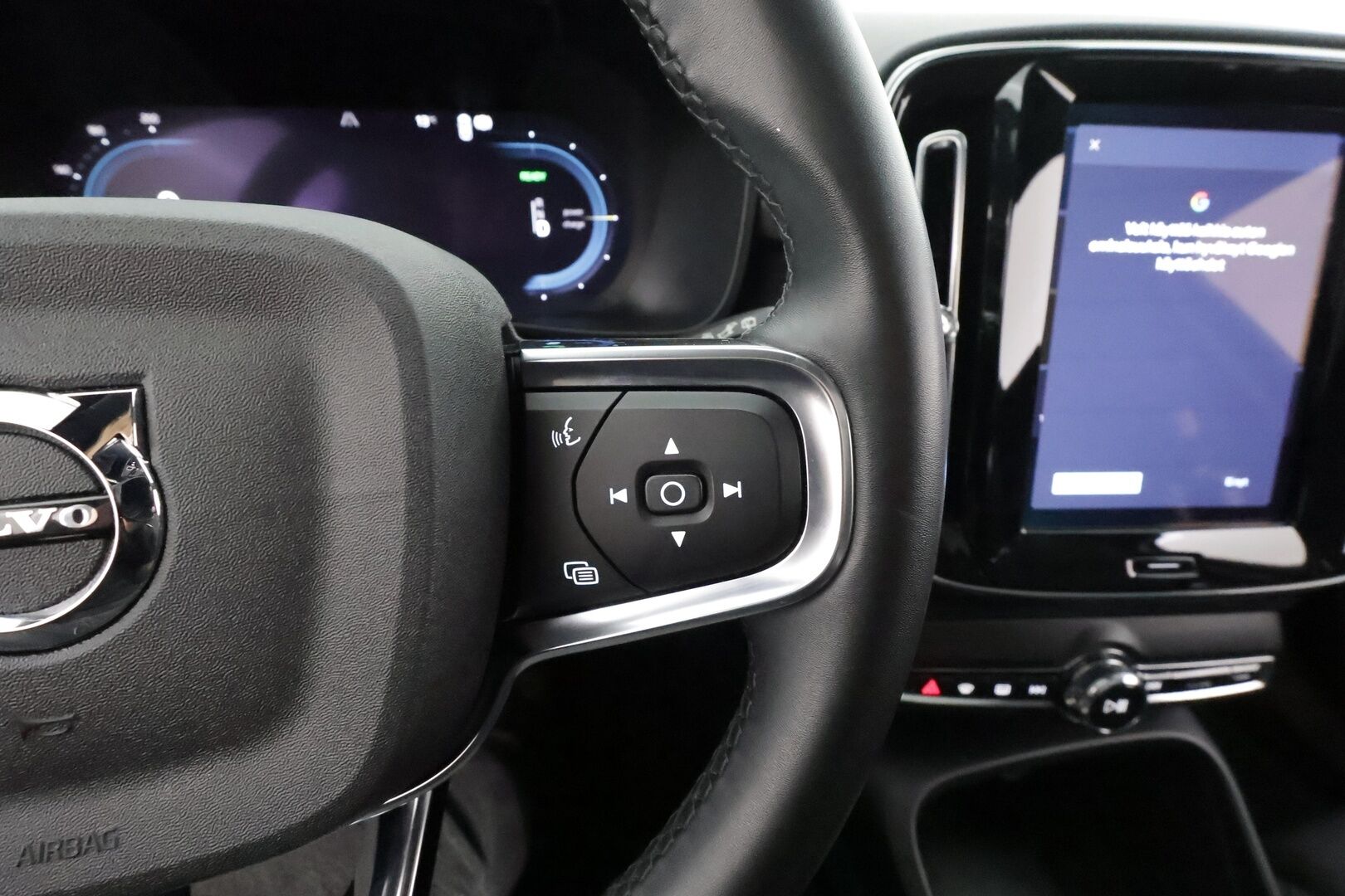 Volvo XC40 2023 Recharge Twin Ultimate aut * Pilot assist / ILP / Koukku / Muistipenkki / Harman/Kardon / 360-kamera * - Merkkihuollettu / 1.Om Suomi-auto / Kahdet renkaat / 2x Lataus