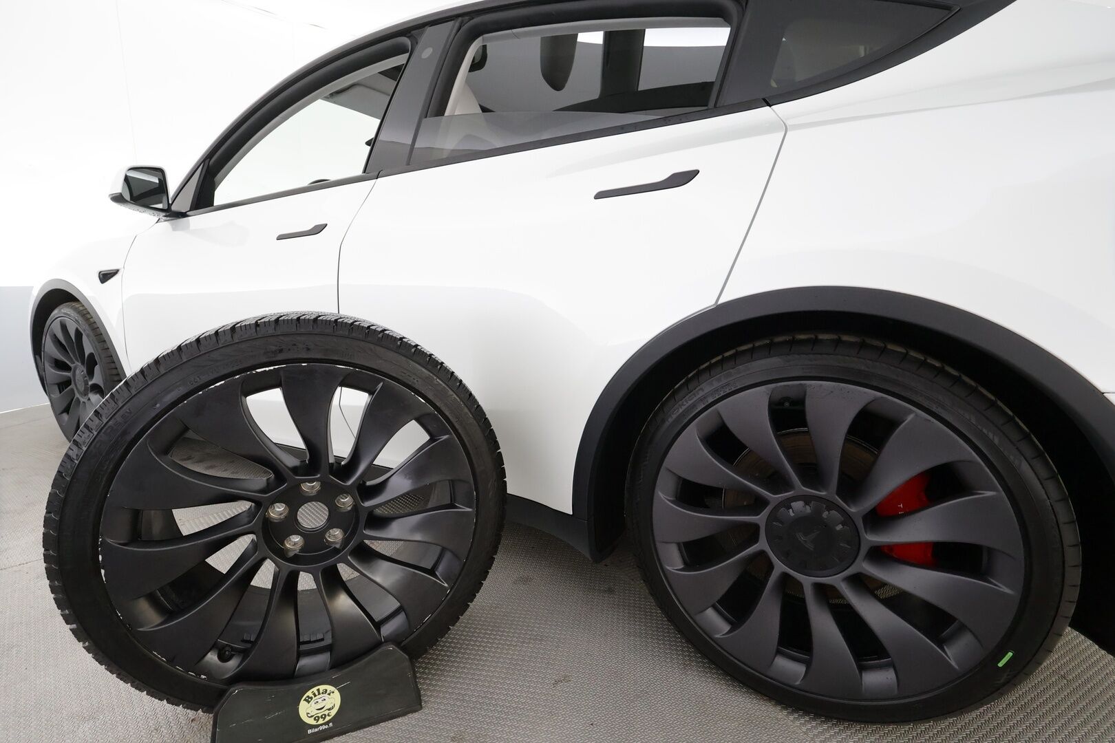 Tesla Model Y 2023 Performance - | ACC | ILP | Koukku | Valkoiset sähkönahat | Muistipenkki | Lasikatto | Ryzen | Matrix | Premium Audio | P.kamera | Track Mode | 1-om Suomiauto | 2x Renkaat Aluvantein!