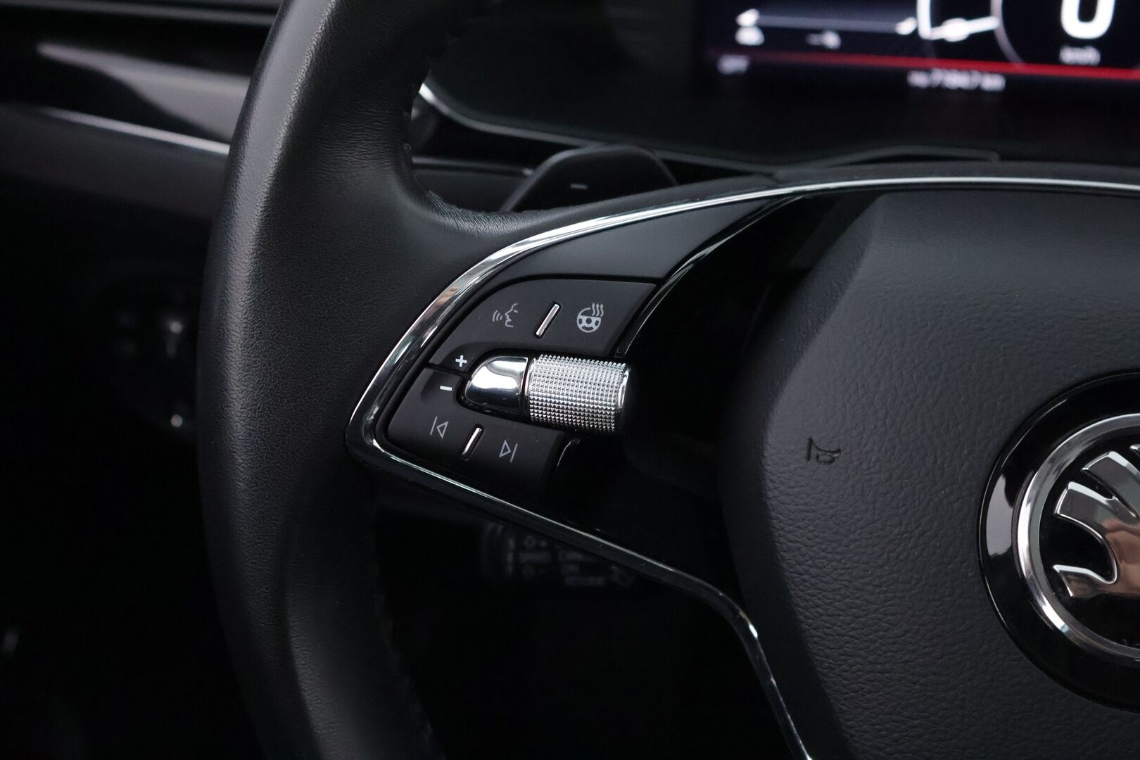Skoda Superb 2021 Combi 1,4 TSI PHEV L&K iV DSG - Webasto | ACC | Ilmastoidut muistinahat | Canton | Koukku | Panorama | P.Kamera | Matrix LED | SOH 90.1%