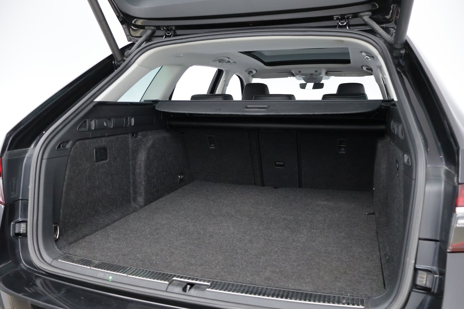 Skoda Superb 2021 Combi 1,4 TSI PHEV L&K iV DSG - Webasto | ACC | Ilmastoidut muistinahat | Canton | Koukku | Panorama | P.Kamera | Matrix LED | SOH 90.1%