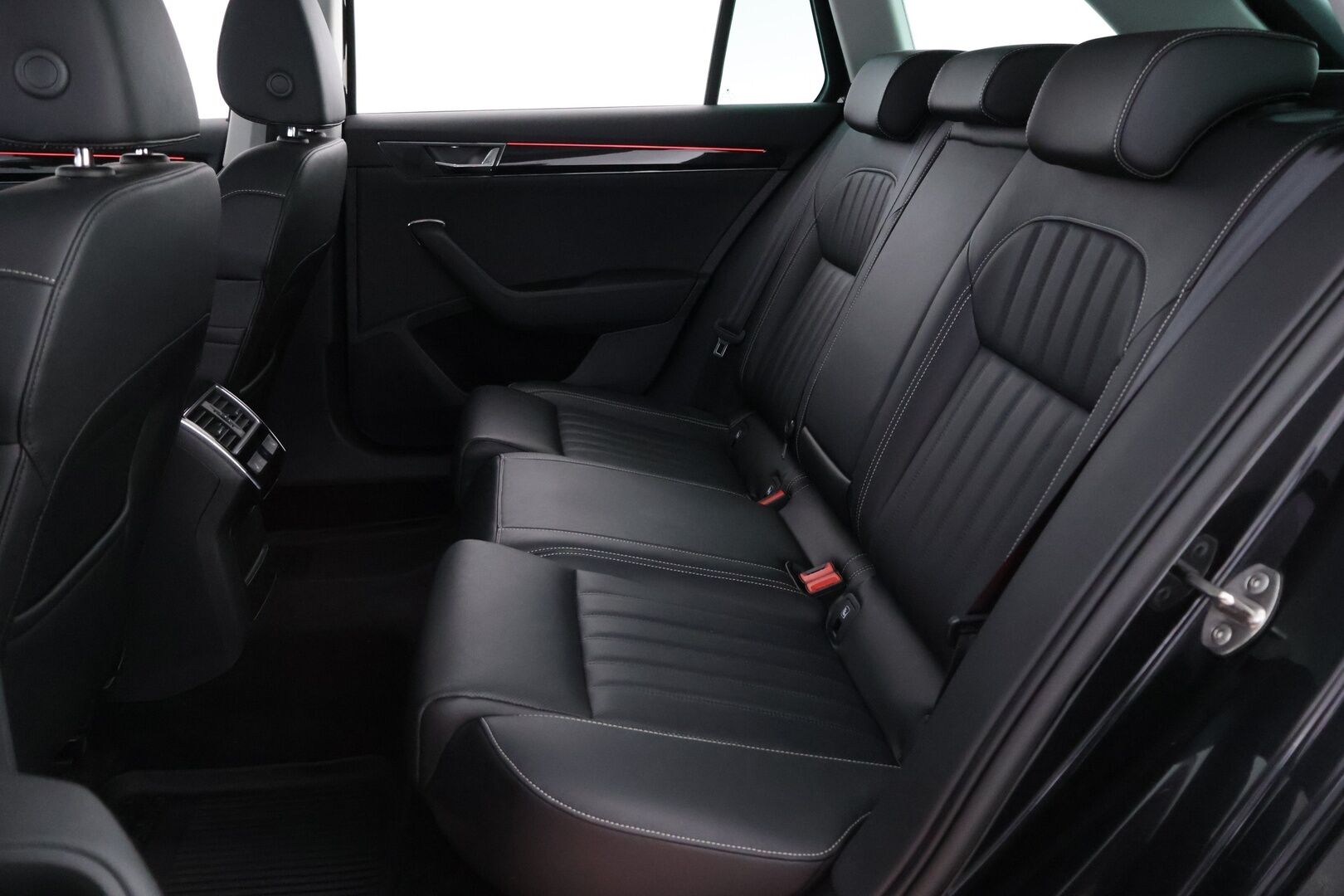 Skoda Superb 2021 Combi 1,4 TSI PHEV L&K iV DSG - Webasto | ACC | Ilmastoidut muistinahat | Canton | Koukku | Panorama | P.Kamera | Matrix LED | SOH 90.1%