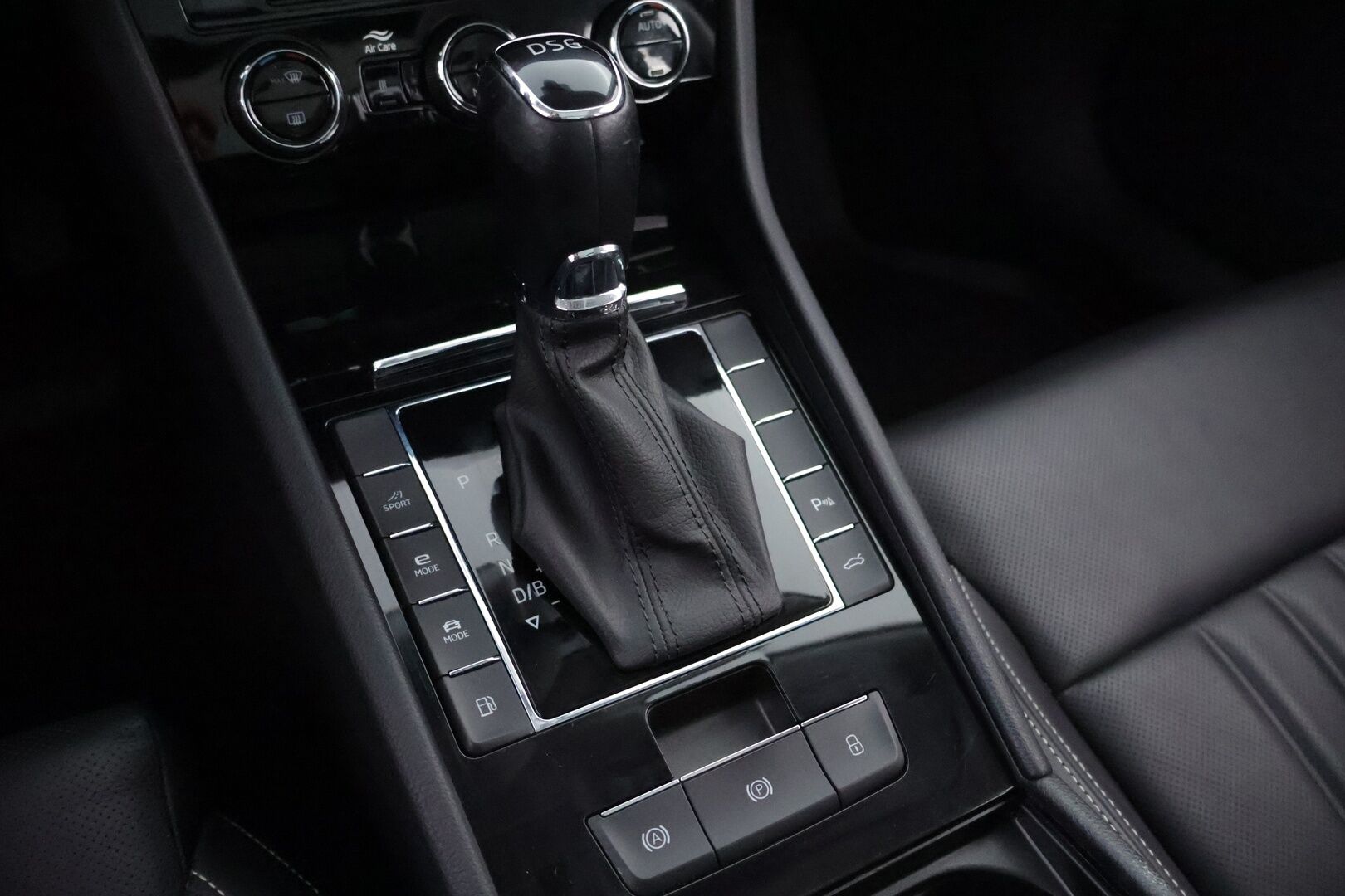 Skoda Superb 2021 Combi 1,4 TSI PHEV L&K iV DSG - Webasto | ACC | Ilmastoidut muistinahat | Canton | Koukku | Panorama | P.Kamera | Matrix LED | SOH 90.1%