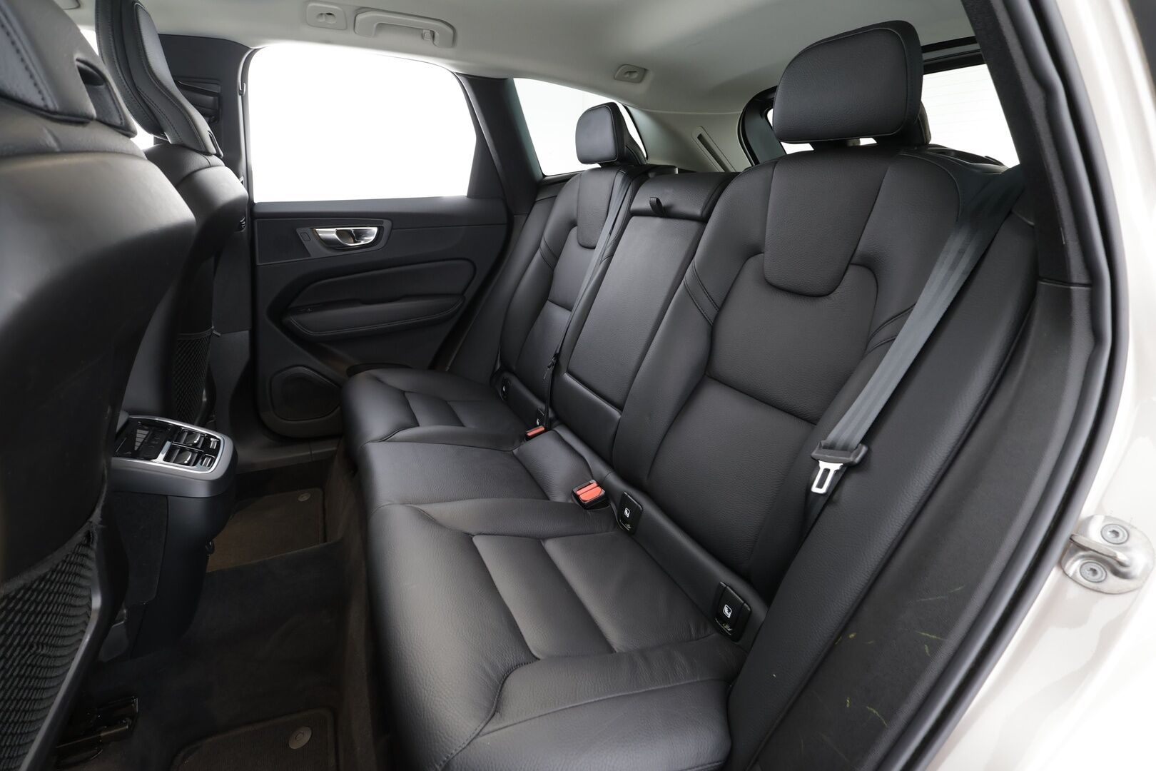 Volvo XC60 2023 B4 AWD D-MHEV Business Plus Bright aut * ACC / P.kamera / Full LED / Webasto / Muistipenkit / Navi / Facelift / BLIS * - 1.Om Suomi-auto / Kahdet renkaat aluvanteilla / Juuri huollettu - HULLUT BLACKWEEK JATKOT - KORKOTARJOUS 2,49%