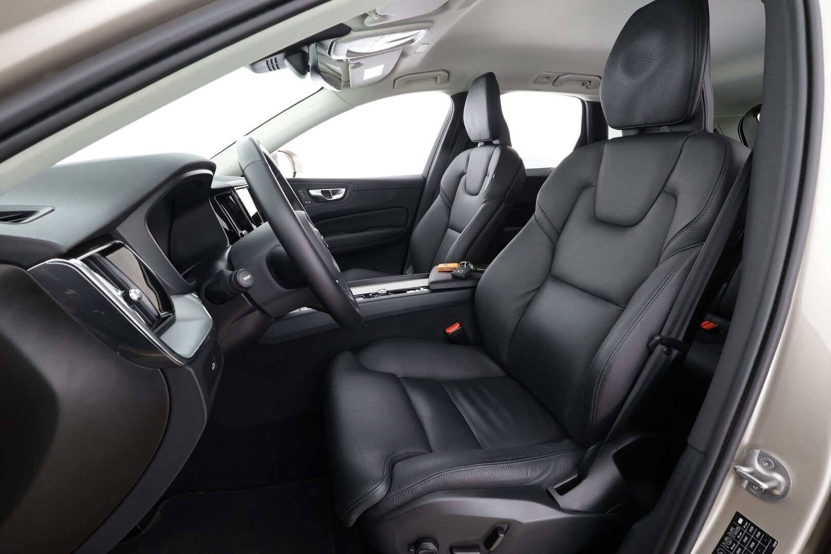 Volvo XC60 2023 B4 AWD D-MHEV Business Plus Bright aut * ACC / P.kamera / Full LED / Webasto / Muistipenkit / Navi / Facelift / BLIS * - 1.Om Suomi-auto / Kahdet renkaat aluvanteilla / Juuri huollettu - HULLUT BLACKWEEK JATKOT - KORKOTARJOUS 2,49%