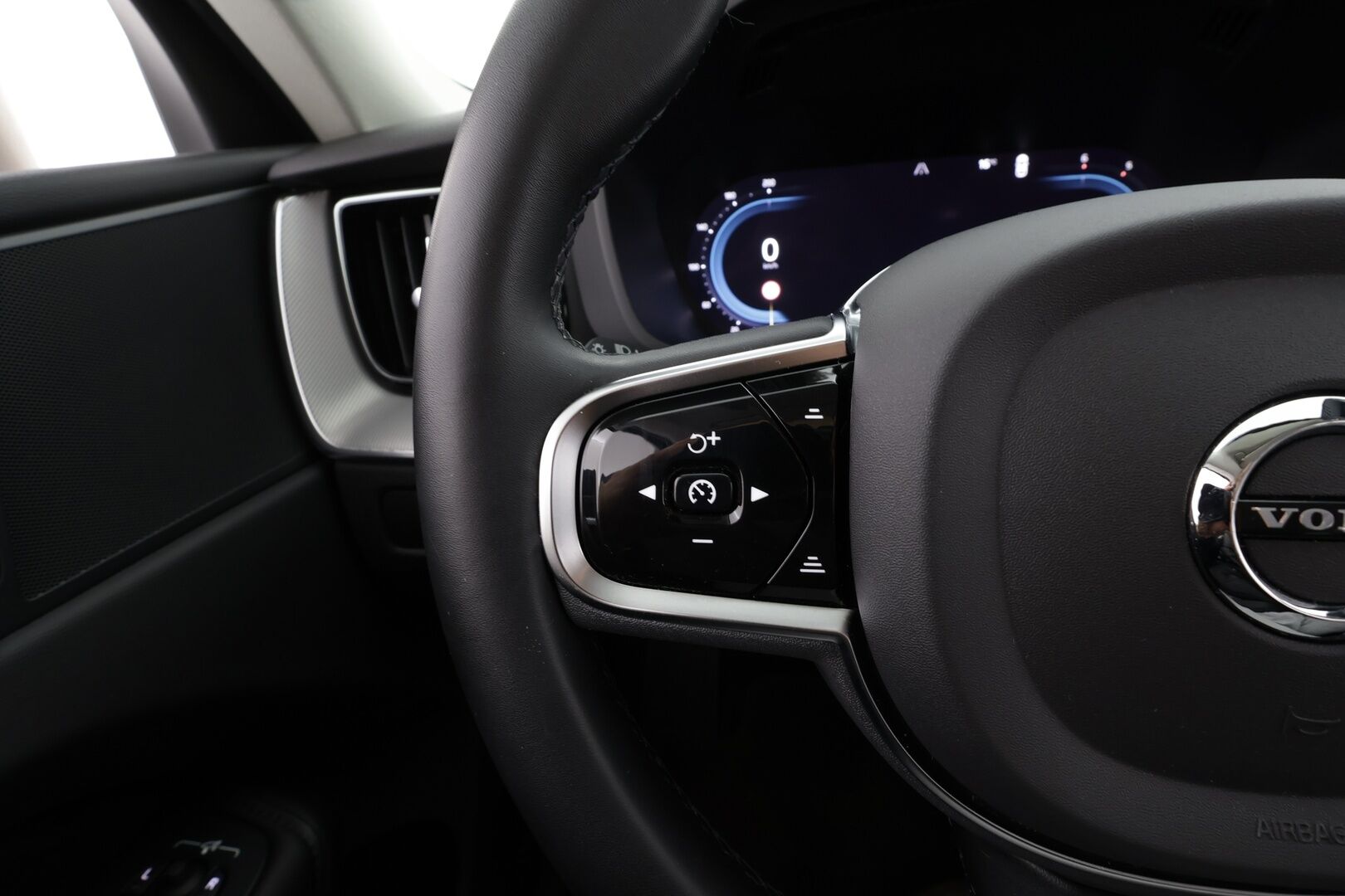 Volvo XC60 2023 B4 AWD D-MHEV Business Plus Bright aut * ACC / P.kamera / Full LED / Webasto / Muistipenkit / Navi / Facelift / BLIS * - 1.Om Suomi-auto / Kahdet renkaat aluvanteilla / Juuri huollettu - HULLUT BLACKWEEK JATKOT - KORKOTARJOUS 2,49%