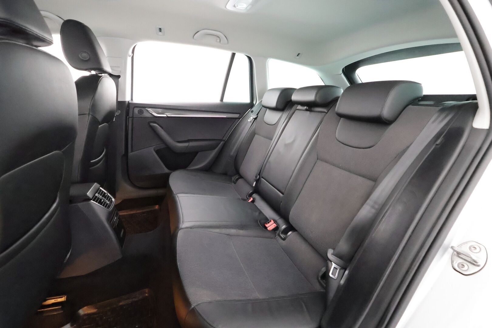 Skoda Octavia 2020 Combi 1,5 TSI Style DSG Autom. - | ACC | Webasto | Koukku | Canton | Digimittaristo | Puolinahat | P.kamera | Keyless | LED | Lämm. ratti | Navi | Merkkihuollot | 2x alut | 