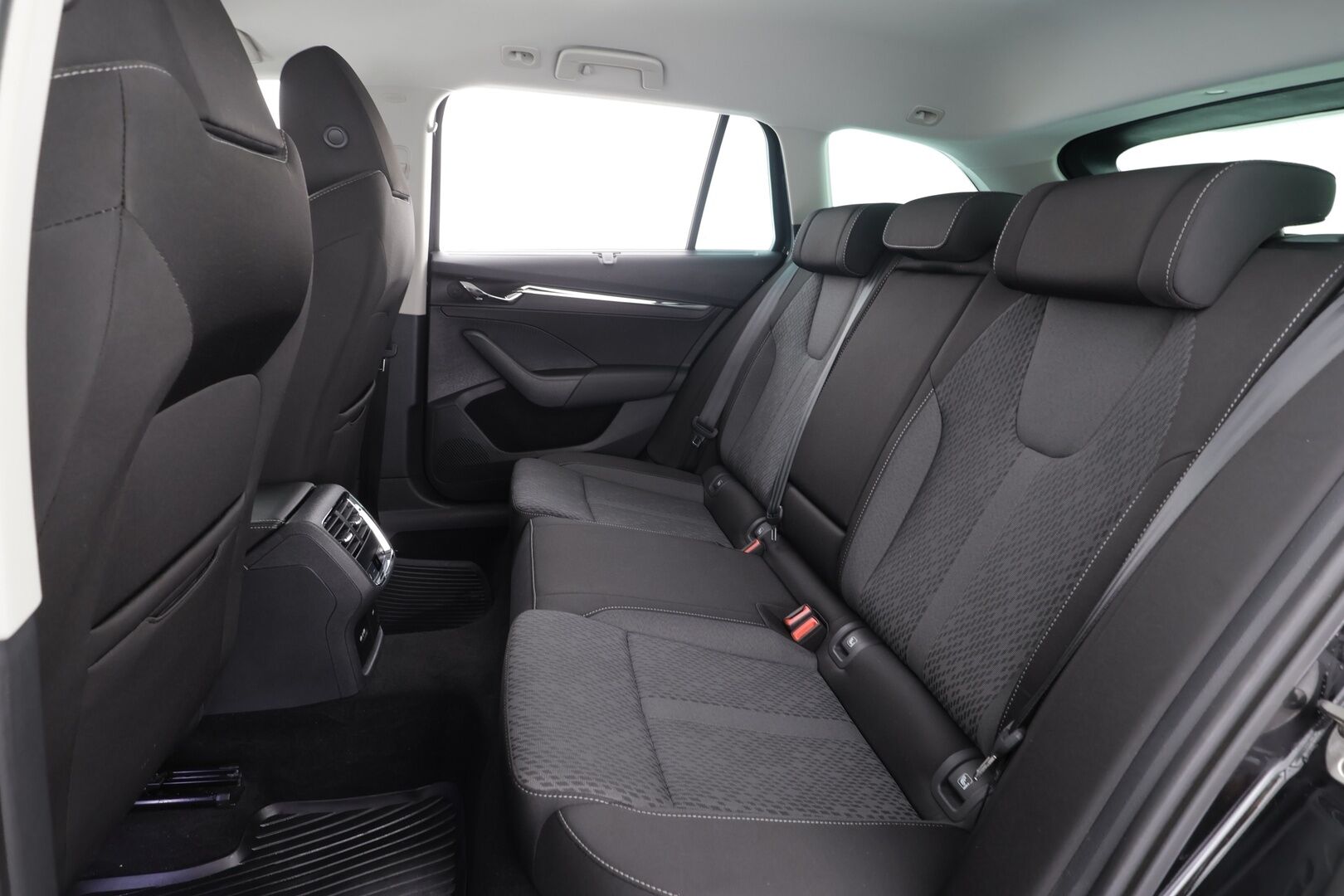 Skoda Octavia 2023 Combi 2.0 TDI 150 4x4 Style Nordic Edition DSG - Webasto / Koukku / ACC / Matrix / P.kamera / Navi / 1-om Suomi-auto / Kahdet renkaat aluvanteilla / Merkkihuollot