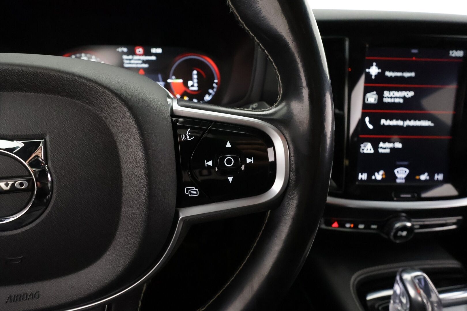 Volvo V60 2019 T8 AWD R-Design aut * Pilot assist / Webasto / Koukku / Panoraama / Muistipenkki / LED / P.kamera / Apple&Android * - Kahdet Renkaat