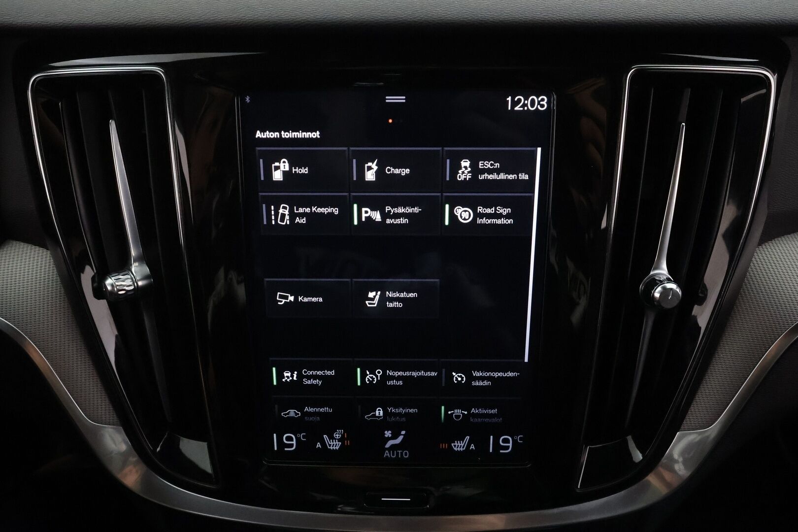 Volvo V60 2019 T8 AWD R-Design aut * Pilot assist / Webasto / Koukku / Panoraama / Muistipenkki / LED / P.kamera / Apple&Android * - Kahdet Renkaat