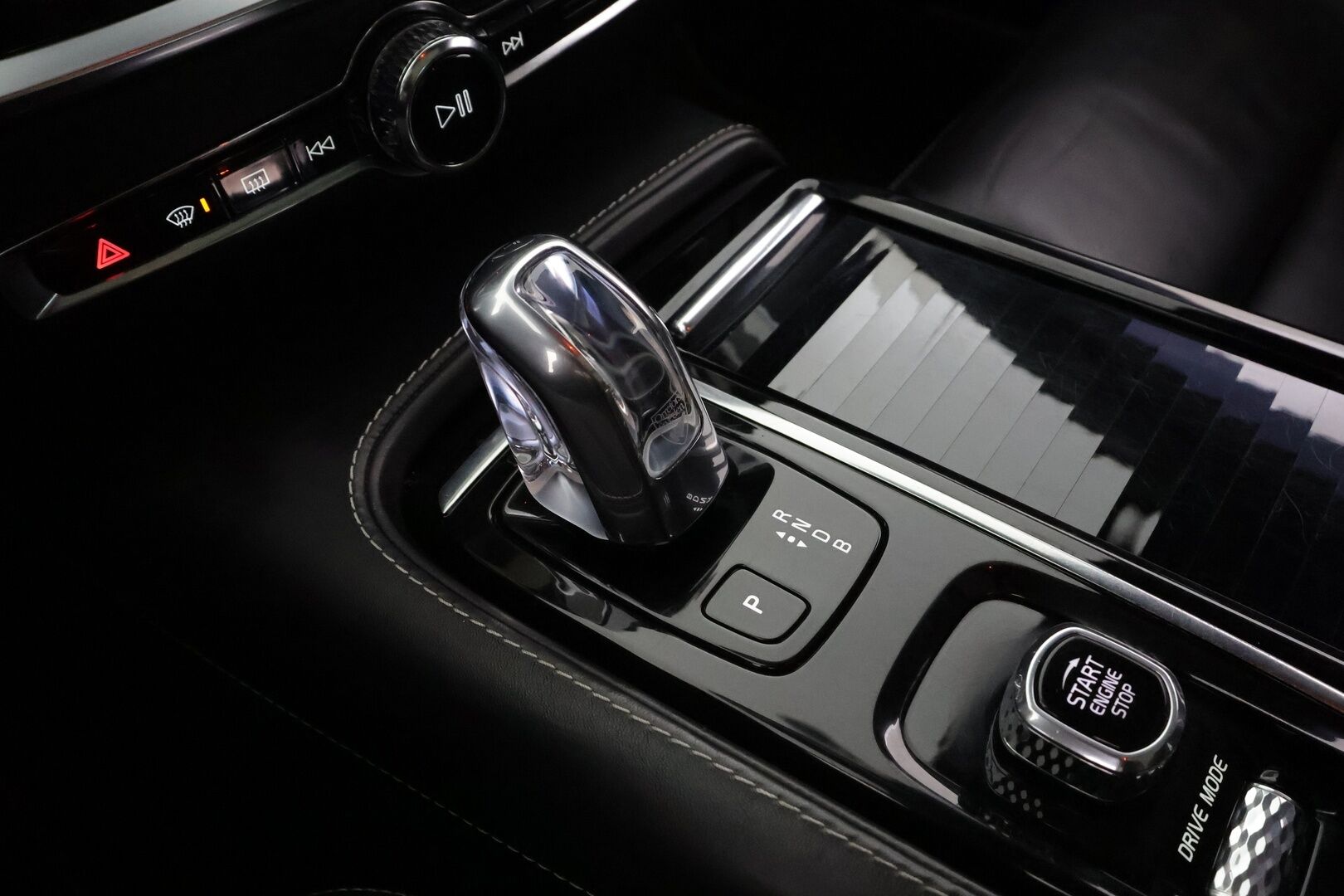 Volvo V60 2019 T8 AWD R-Design aut * Pilot assist / Webasto / Koukku / Panoraama / Muistipenkki / LED / P.kamera / Apple&Android * - Kahdet Renkaat