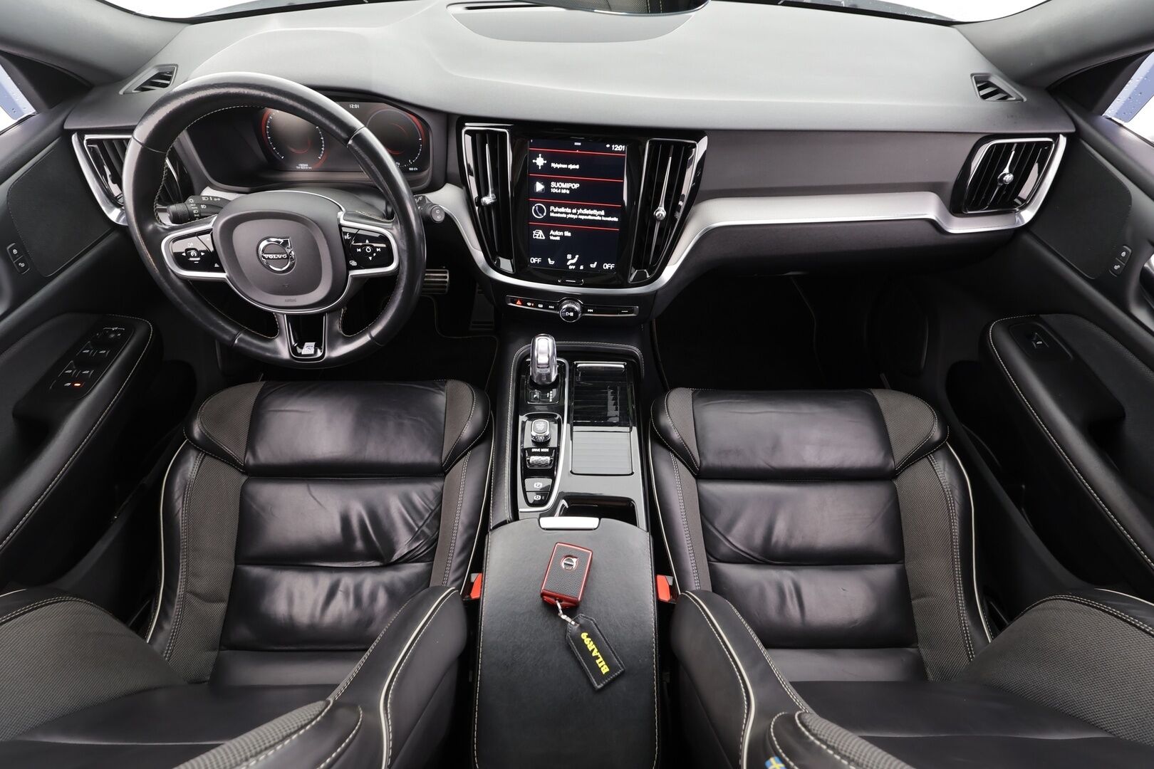 Volvo V60 2019 T8 AWD R-Design aut * Pilot assist / Webasto / Koukku / Panoraama / Muistipenkki / LED / P.kamera / Apple&Android * - Kahdet Renkaat