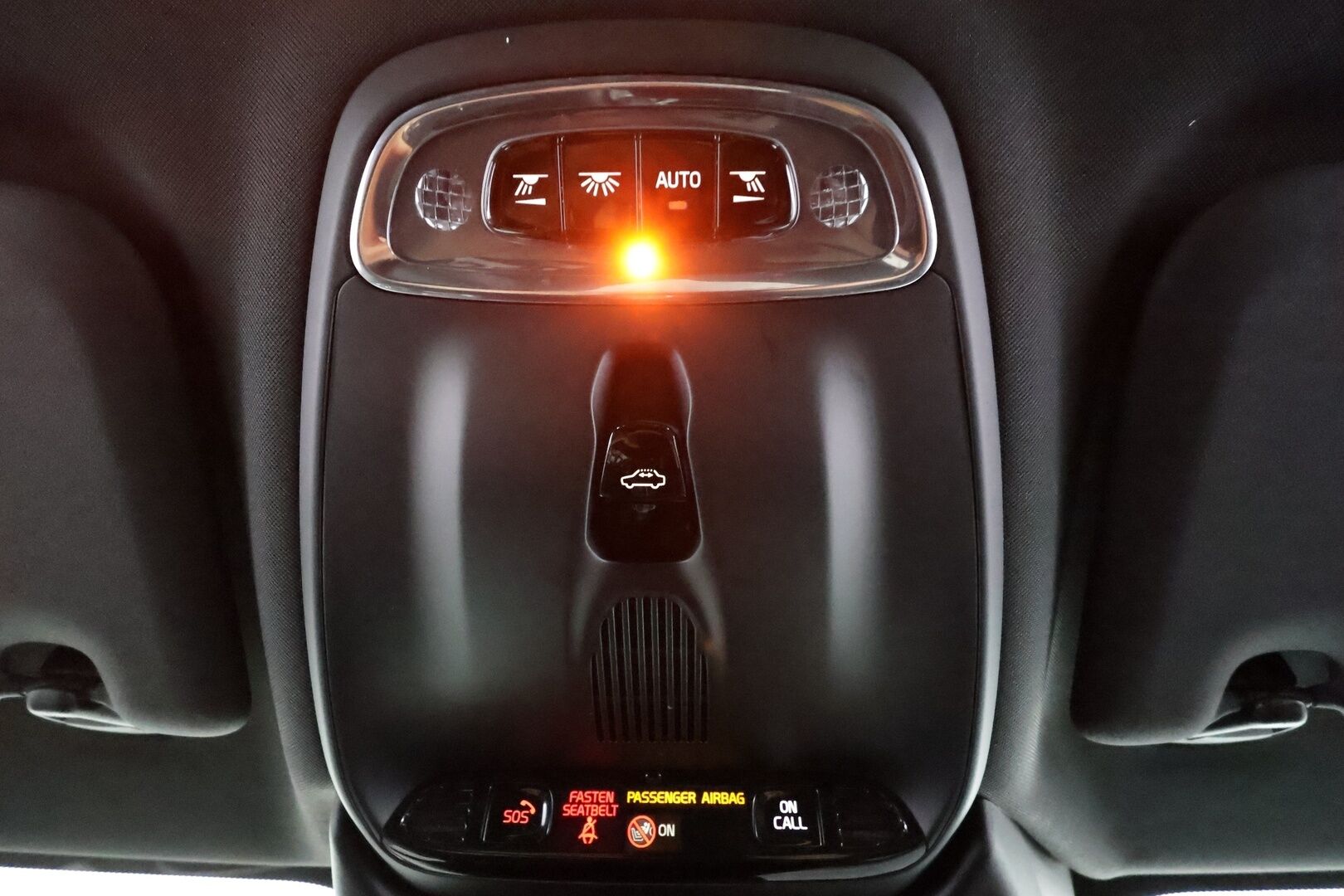 Volvo V60 2019 T8 AWD R-Design aut * Pilot assist / Webasto / Koukku / Panoraama / Muistipenkki / LED / P.kamera / Apple&Android * - Kahdet Renkaat