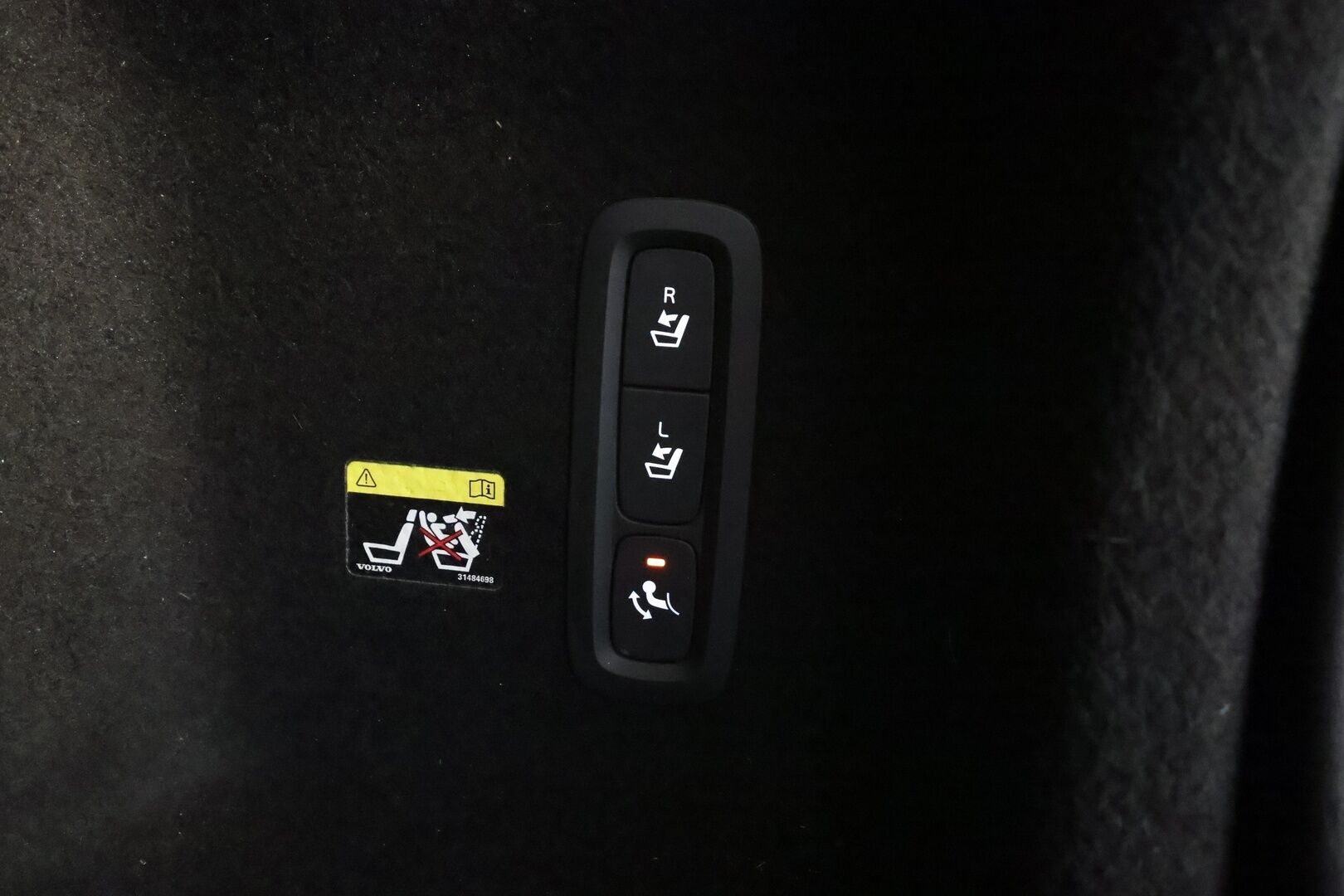 Volvo V60 2019 T8 AWD R-Design aut * Pilot assist / Webasto / Koukku / Panoraama / Muistipenkki / LED / P.kamera / Apple&Android * - Kahdet Renkaat