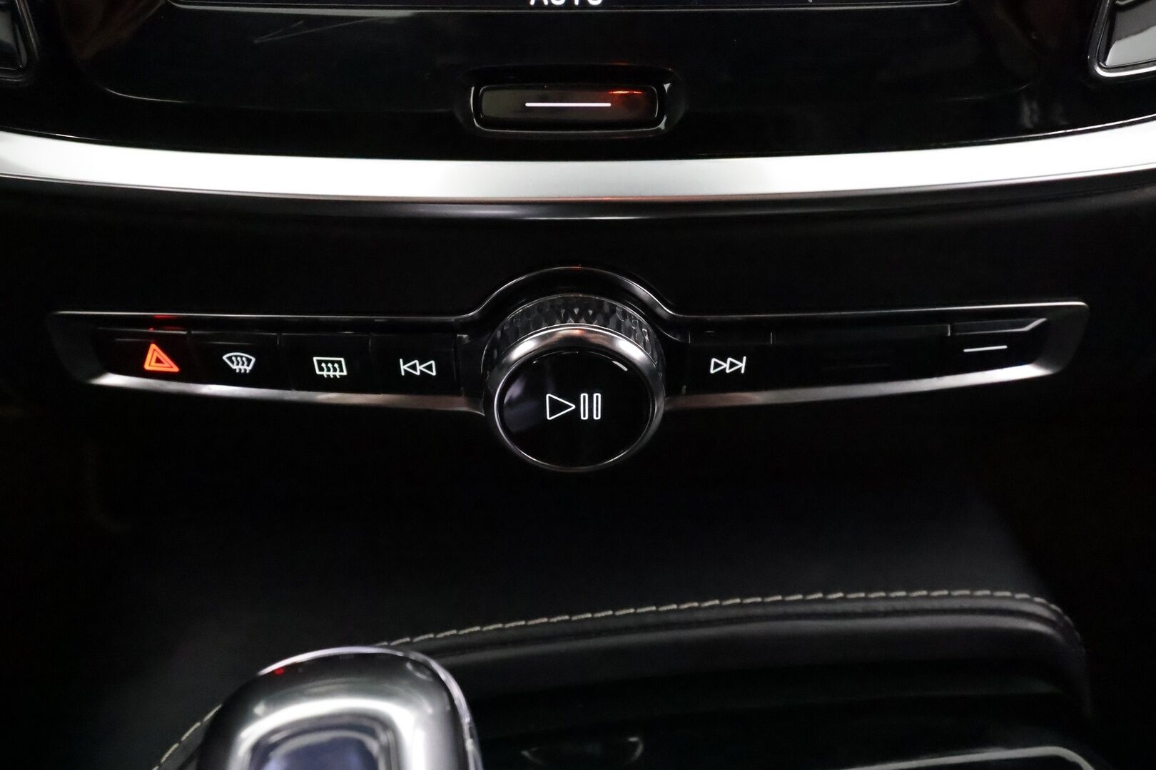 Volvo V60 2019 T8 AWD R-Design aut * Pilot assist / Webasto / Koukku / Panoraama / Muistipenkki / LED / P.kamera / Apple&Android * - Kahdet Renkaat