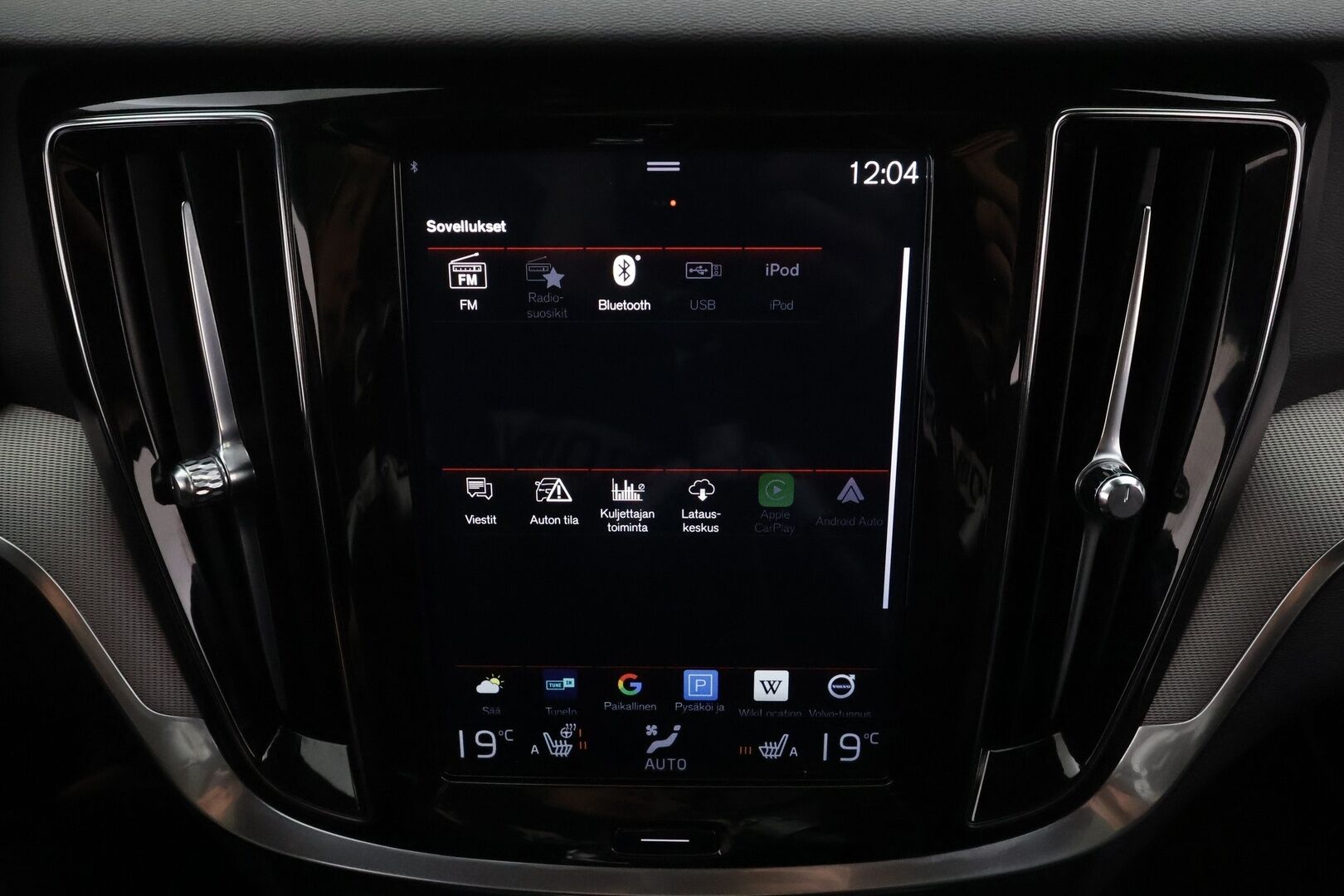 Volvo V60 2019 T8 AWD R-Design aut * Pilot assist / Webasto / Koukku / Panoraama / Muistipenkki / LED / P.kamera / Apple&Android * - Kahdet Renkaat