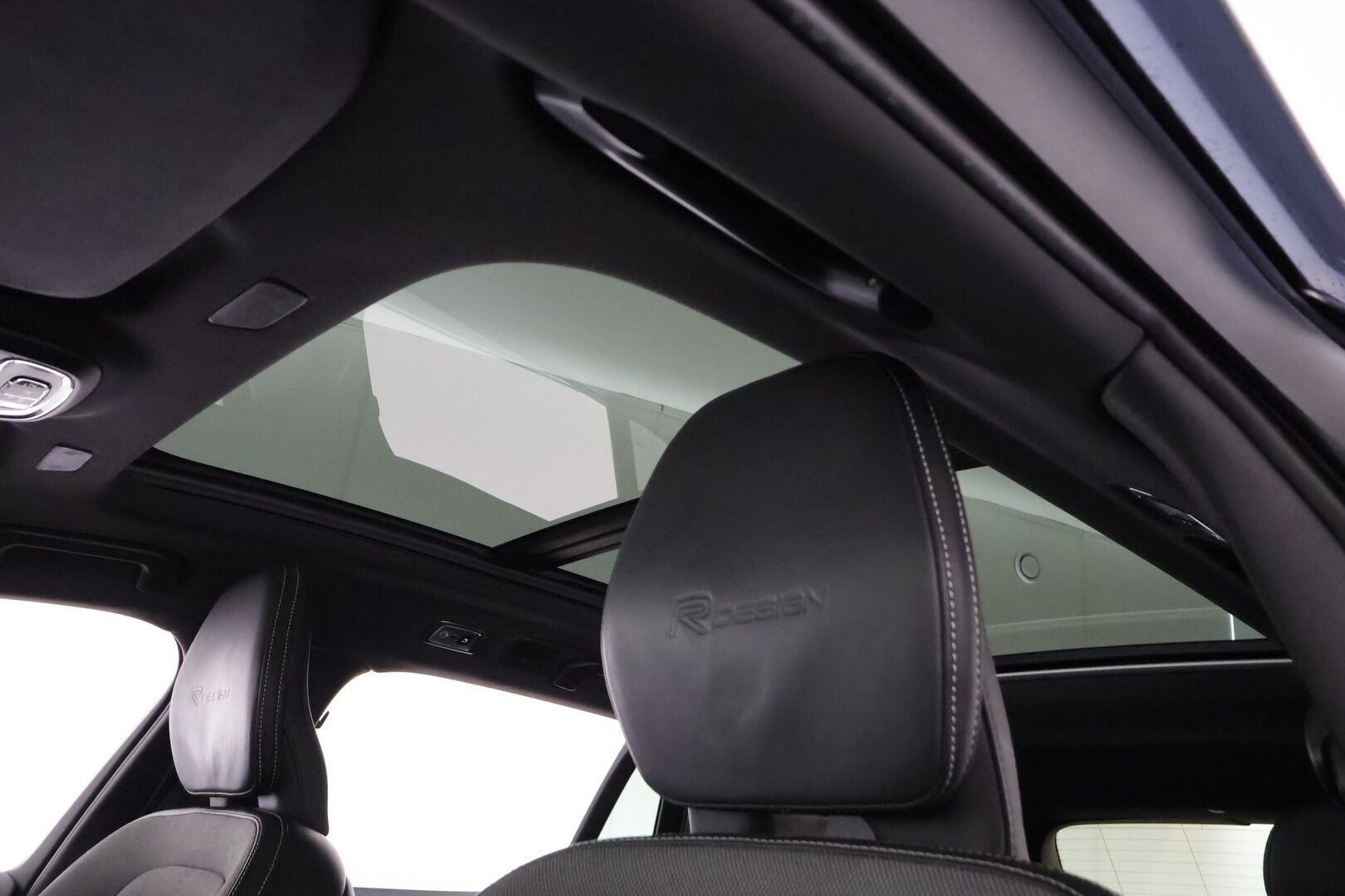 Volvo V60 2019 T8 AWD R-Design aut * Pilot assist / Webasto / Koukku / Panoraama / Muistipenkki / LED / P.kamera / Apple&Android * - Kahdet Renkaat