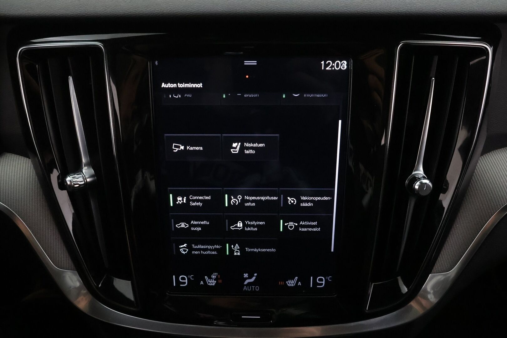 Volvo V60 2019 T8 AWD R-Design aut * Pilot assist / Webasto / Koukku / Panoraama / Muistipenkki / LED / P.kamera / Apple&Android * - Kahdet Renkaat