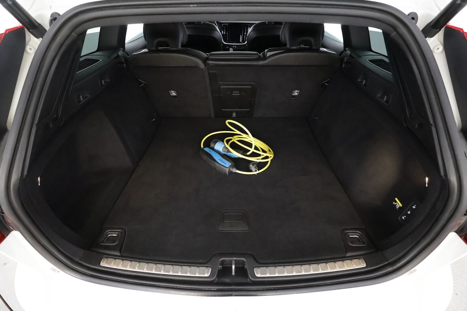 Volvo V60 2019 T8 AWD R-Design aut * Pilot assist / Webasto / Koukku / Panoraama / Muistipenkki / LED / P.kamera / Apple&Android * - Kahdet Renkaat