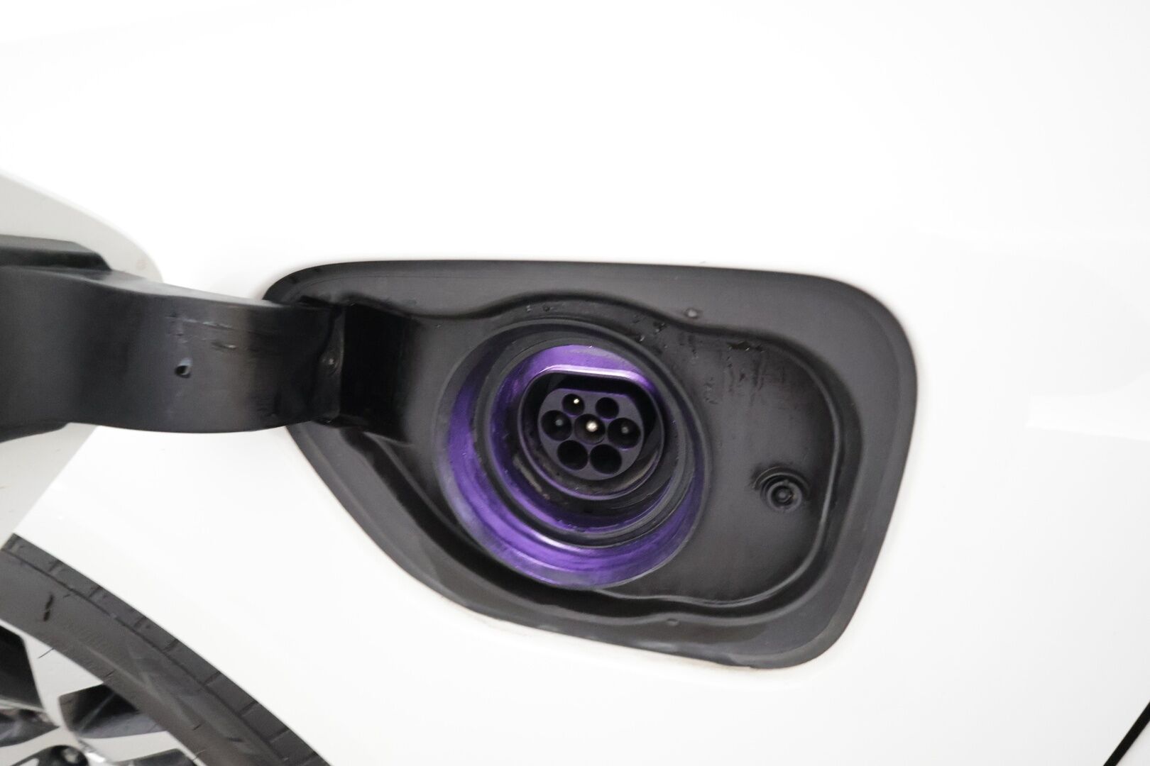 Volvo V60 2019 T8 AWD R-Design aut * Pilot assist / Webasto / Koukku / Panoraama / Muistipenkki / LED / P.kamera / Apple&Android * - Kahdet Renkaat