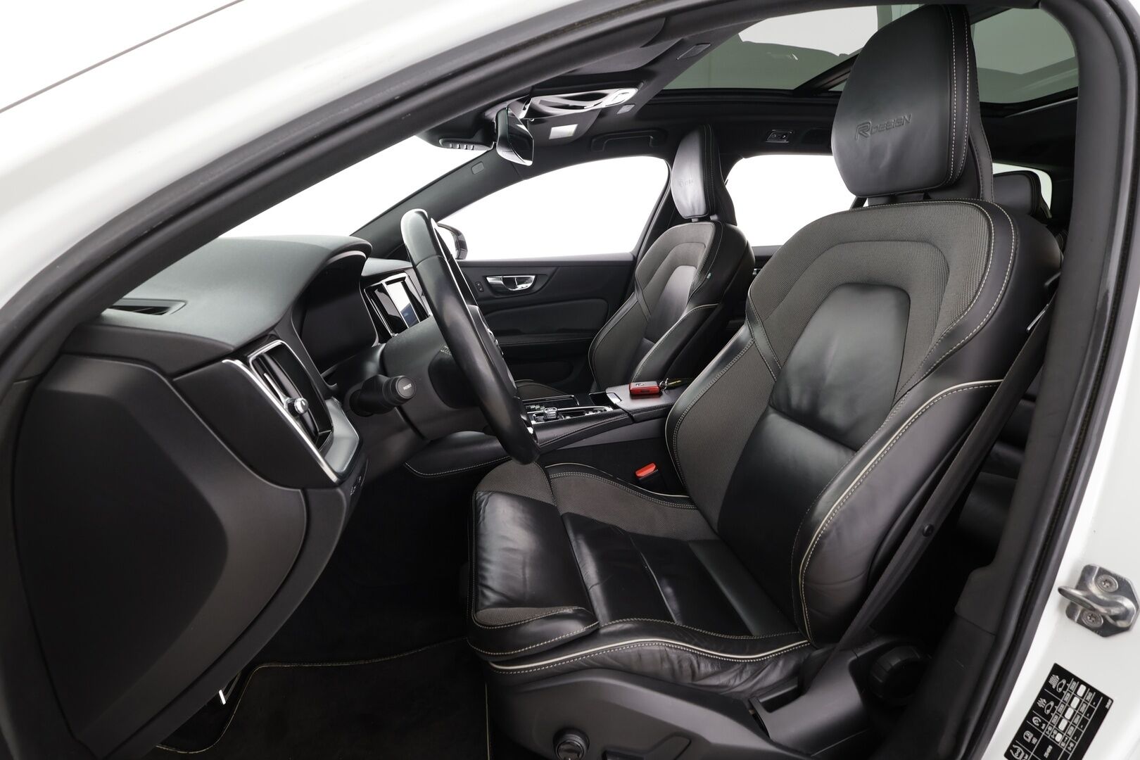 Volvo V60 2019 T8 AWD R-Design aut * Pilot assist / Webasto / Koukku / Panoraama / Muistipenkki / LED / P.kamera / Apple&Android * - Kahdet Renkaat