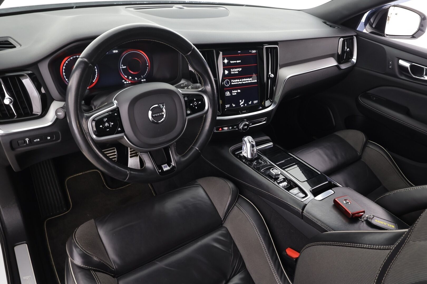 Volvo V60 2019 T8 AWD R-Design aut * Pilot assist / Webasto / Koukku / Panoraama / Muistipenkki / LED / P.kamera / Apple&Android * - Kahdet Renkaat